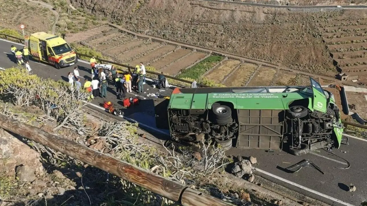Servicios de emergencia atienden a los heridos tras el vuelco de una guagua del Cabildo de La Gomera en una carretera de monta&ntilde;a, en un accidente que dej&oacute; una v&iacute;ctima mortal y once heridos.