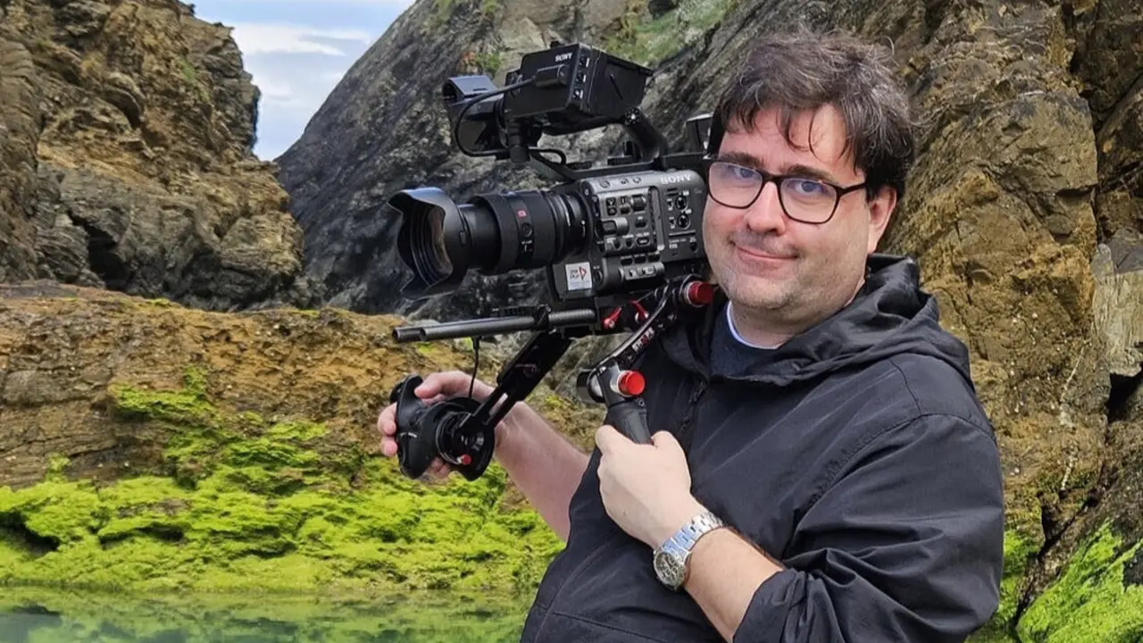 Richard Zubelzu durante el rodaje en el Ferrol del documental 'Alwasiyya'. / x

REMITIDA / HANDOUT por OBJETIVO FAMILY FILMS
Fotograf&iacute;a remitida a medios de comunicaci&oacute;n exclusivamente para ilustrar la noticia a la que hace referencia la imagen, y citando la procedencia de la imagen en la firma
13/5/2025
