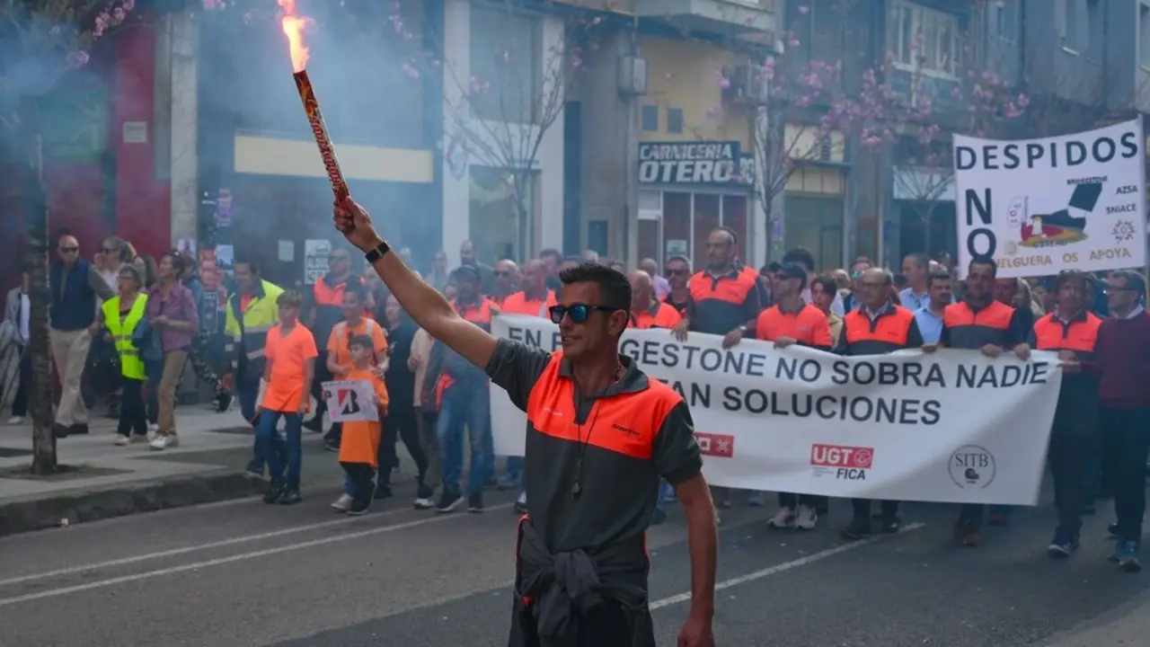 Miles de personas se manifiestan contra los despidos en Bridgestone. / EP