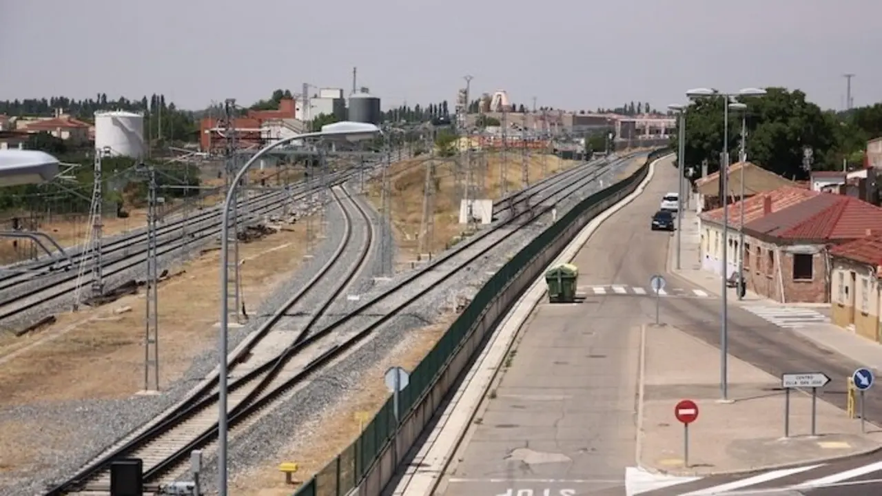 El Partido Popular ha elevado al Congreso de los Diputados una nueva demanda de informaci&oacute;n al Gobierno central respecto a las obras del tren de alta velocidad (AVE) entre Palencia y Cantabria, afectadas por una reciente decisi&oacute;n judicial que ha paralizado los trabajos y ordenado la demolici&oacute;n de la parte ya ejecutada. La iniciativa, formulada por el diputado nacional por Cantabria, F&eacute;lix de las Cuevas, se centra en pedir al Ministerio de Transportes una aclaraci&oacute;n sobre sus planes inmediatos para reactivar el proyecto y evitar que Cantabria contin&uacute;e, en palabras del diputado, como &laquo;una isla ferroviaria en el norte de Espa&ntilde;a&raquo;. La acci&oacute;n parlamentaria del PP llega tras conocerse que la Audiencia Nacional ha dictado la paralizaci&oacute;n y derribo de las obras que ejecuta Adif, una resoluci&oacute;n que interrumpe nuevamente el desarrollo del enlace de alta velocidad que deb&iacute;a conectar Cantabria con Madrid a trav&eacute;s de la l&iacute;nea Palencia-Santander. De las Cuevas ha manifestado p&uacute;blicamente su preocupaci&oacute;n, advirtiendo de que este contratiempo representa un obst&aacute;culo m&aacute;s en un proceso que ya acumula m&uacute;ltiples incidencias y retrasos.

En la pregunta oral registrada para su debate en la Comisi&oacute;n de Transportes, el diputado popular ha exigido al Gobierno liderado por Pedro S&aacute;nchez que adopte las medidas necesarias para desbloquear la situaci&oacute;n y garantizar la continuidad de esta infraestructura ferroviaria considerada clave para el futuro de Cantabria. El parlamentario c&aacute;ntabro sostiene que el proyecto es esencial no solo para mejorar la conectividad y movilidad de la regi&oacute;n, sino tambi&eacute;n para fomentar su atractivo econ&oacute;mico, favorecer la llegada de inversiones y fortalecer su capacidad log&iacute;stica.

&laquo;Pedimos al Gobierno de S&aacute;nchez que lo solucione como quiera, pero que lo solucione cuanto antes&raquo;, ha afirmado De las Cuevas, quien ha insistido en que la comunidad aut&oacute;noma no puede seguir sin un solo kil&oacute;metro de AVE operativo, mientras otras regiones del pa&iacute;s avanzan en su integraci&oacute;n en la red ferroviaria de alta velocidad.

Durante su intervenci&oacute;n p&uacute;blica, De las Cuevas ha se&ntilde;alado que la paralizaci&oacute;n judicial supone &laquo;un nuevo episodio de este culebr&oacute;n&raquo;, en referencia al prolongado historial de obst&aacute;culos y aplazamientos que ha caracterizado esta obra desde su concepci&oacute;n. Ha subrayado que los tramos que discurren por la provincia de Palencia, fundamentales para el enlace con Cantabria, ya deber&iacute;an haber estado concluidos en 2024, seg&uacute;n los plazos iniciales del proyecto. Sin embargo, las demoras acumuladas han impedido su finalizaci&oacute;n y han reavivado el debate pol&iacute;tico y social en torno a la planificaci&oacute;n y ejecuci&oacute;n de infraestructuras p&uacute;blicas en la regi&oacute;n.

El diputado tambi&eacute;n ha acusado al Ejecutivo de Pedro S&aacute;nchez de llevar a cabo una gesti&oacute;n &laquo;chapucera&raquo; y &laquo;ca&oacute;tica&raquo; en lo que respecta a la planificaci&oacute;n ferroviaria. Seg&uacute;n De las Cuevas, la falta de previsi&oacute;n y los continuos problemas legales y administrativos reflejan una incapacidad del Gobierno para garantizar la materializaci&oacute;n de las inversiones estrat&eacute;gicas prometidas.

La formaci&oacute;n popular exige, por tanto, no solo una rectificaci&oacute;n en la gesti&oacute;n actual, sino tambi&eacute;n un compromiso firme del Gobierno para ofrecer garant&iacute;as de que este &uacute;ltimo rev&eacute;s no se convertir&aacute; en un nuevo aplazamiento indefinido. &laquo;Cantabria no puede verse perjudicada, una vez m&aacute;s, por las actuaciones del Gobierno de Pedro S&aacute;nchez&raquo;, ha remarcado el parlamentario del PP. El grupo popular considera que la falta de avances en esta conexi&oacute;n de alta velocidad afecta negativamente al conjunto de la comunidad c&aacute;ntabra, tanto en t&eacute;rminos econ&oacute;micos como sociales. A su juicio, resulta incomprensible que a estas alturas del siglo XXI la regi&oacute;n a&uacute;n no disponga de un enlace AVE funcional con el resto del pa&iacute;s, lo que genera una situaci&oacute;n de aislamiento comparativo respecto a otras comunidades aut&oacute;nomas que s&iacute; han sido beneficiarias de este tipo de infraestructuras.

La pregunta registrada en el Congreso busca as&iacute; obtener una respuesta clara por parte del Ministerio de Transportes sobre los pasos que se dar&aacute;n tras el fallo de la Audiencia Nacional. El PP quiere saber si el Ejecutivo va a replantear el proyecto, qu&eacute; alternativas se contemplan para recuperar el tramo afectado y, sobre todo, en qu&eacute; plazos se prev&eacute; restablecer la ejecuci&oacute;n de las obras.

Una de las grandes reivindicaciones de la regi&oacute;n. De las Cuevas tambi&eacute;n ha recordado que la conexi&oacute;n entre Madrid y Santander a trav&eacute;s de la l&iacute;nea Palencia-Santander ha sido durante a&ntilde;os una de las grandes reivindicaciones tanto del tejido empresarial como de los representantes sociales e institucionales de Cantabria. La modernizaci&oacute;n de esta l&iacute;nea no solo acortar&iacute;a tiempos de viaje y mejorar&iacute;a la oferta de transporte para residentes y visitantes, sino que permitir&iacute;a un mayor dinamismo comercial e industrial para la comunidad.

Ante este nuevo escenario de incertidumbre, el Partido Popular ha reiterado su compromiso de continuar reclamando las inversiones necesarias para que Cantabria cuente con infraestructuras ferroviarias modernas, eficientes y equiparables a las del resto del territorio nacional. Mientras tanto, el grupo popular espera que el Gobierno aporte respuestas concretas y medidas efectivas en el marco de la Comisi&oacute;n de Transportes, donde la iniciativa de De las Cuevas ser&aacute; debatida pr&oacute;ximamente. / A.E