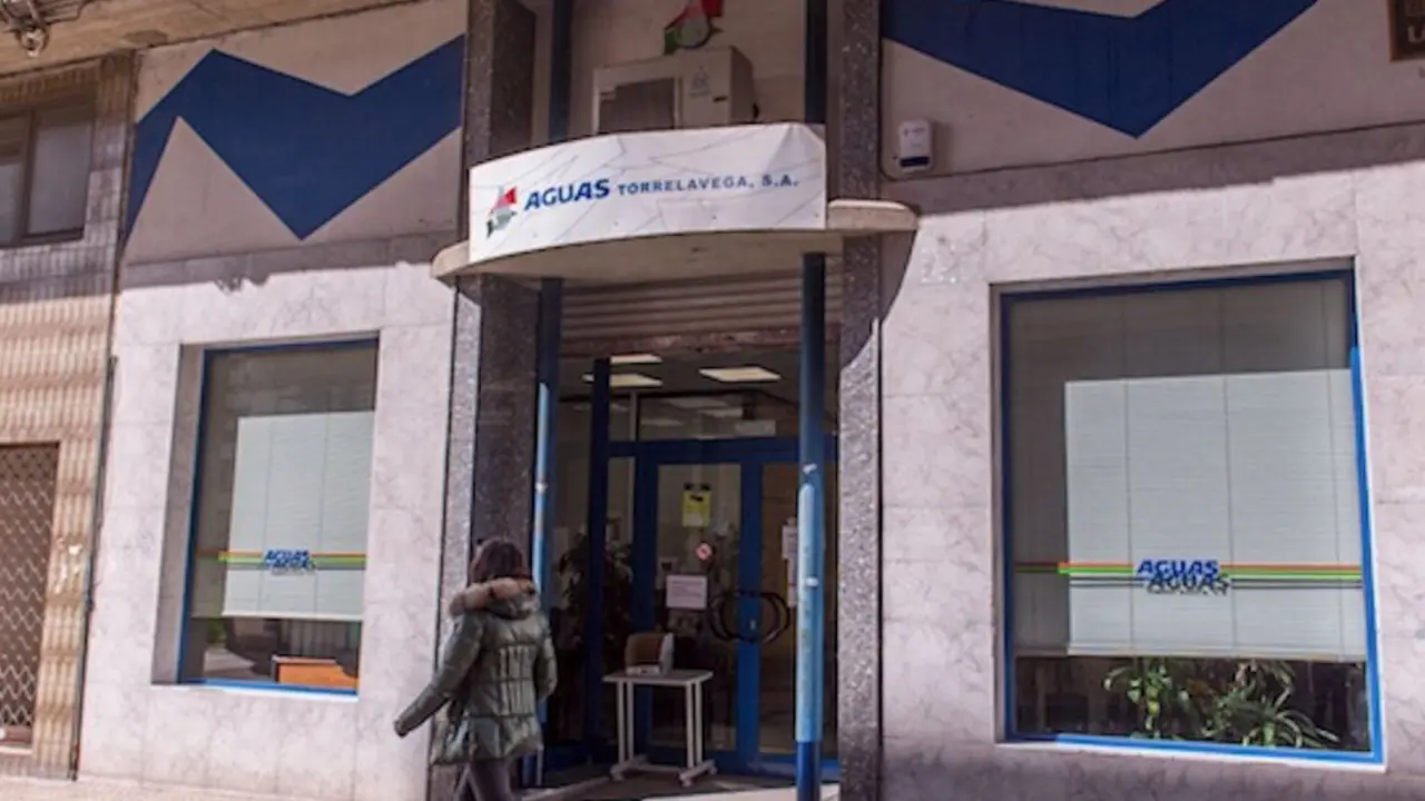 Sede de Aguas Torrelavega S.A., en la calle La Vi&ntilde;a, epicentro de las quejas vecinales por el elevado coste del recibo del agua.
