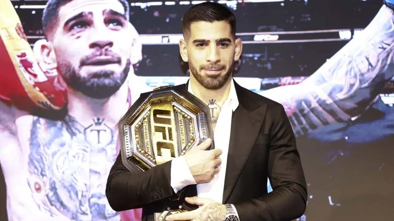 El luchador hispano-georgiano Ilia Topuria, con el cintur&oacute;n de campe&oacute;n de peso pluma de la UFC en una rueda de prensa en Madrid. / Oscar J. Barroso