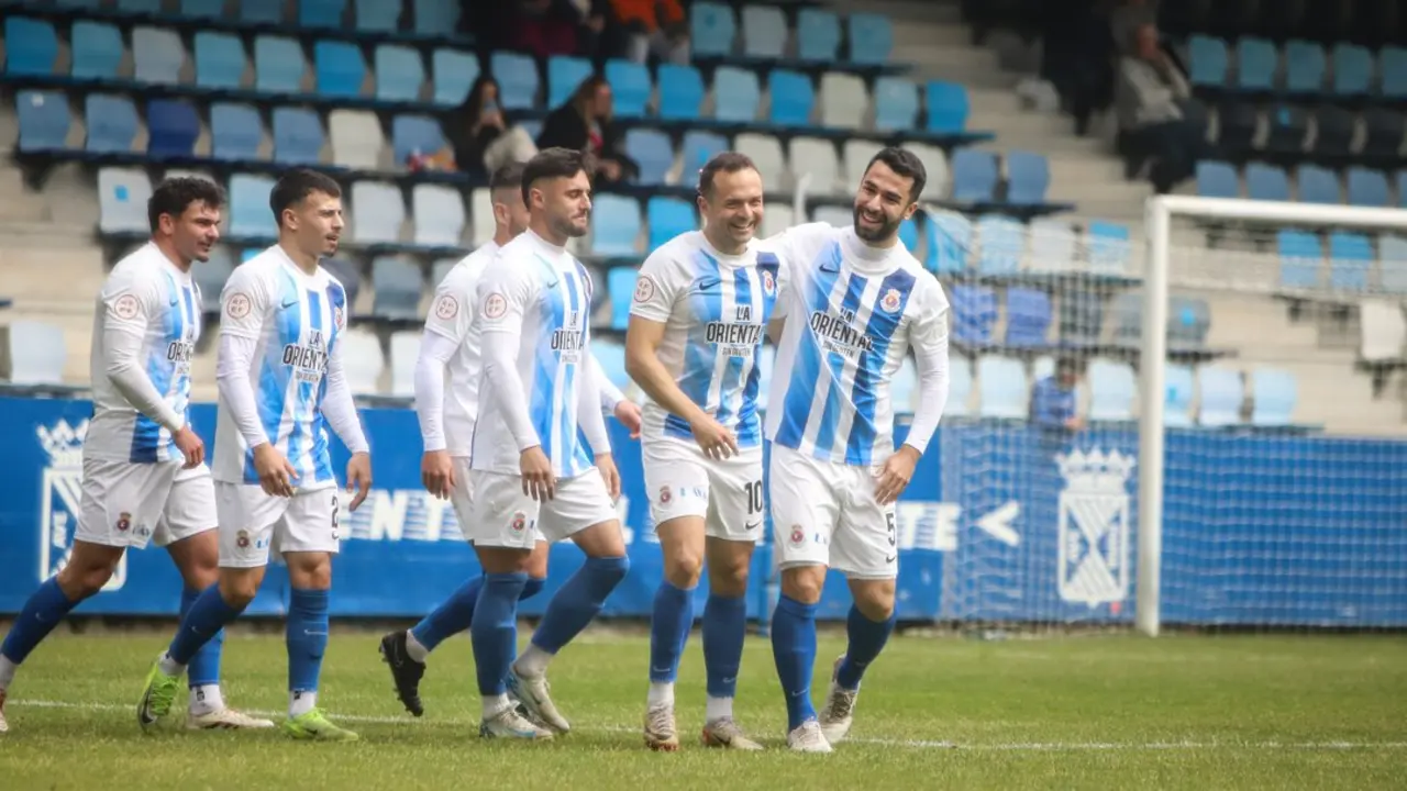 Los jugadores de la Gimn&aacute;stica celebran uno de los goles del &uacute;ltimo partido en El Malec&oacute;n. / RSGT