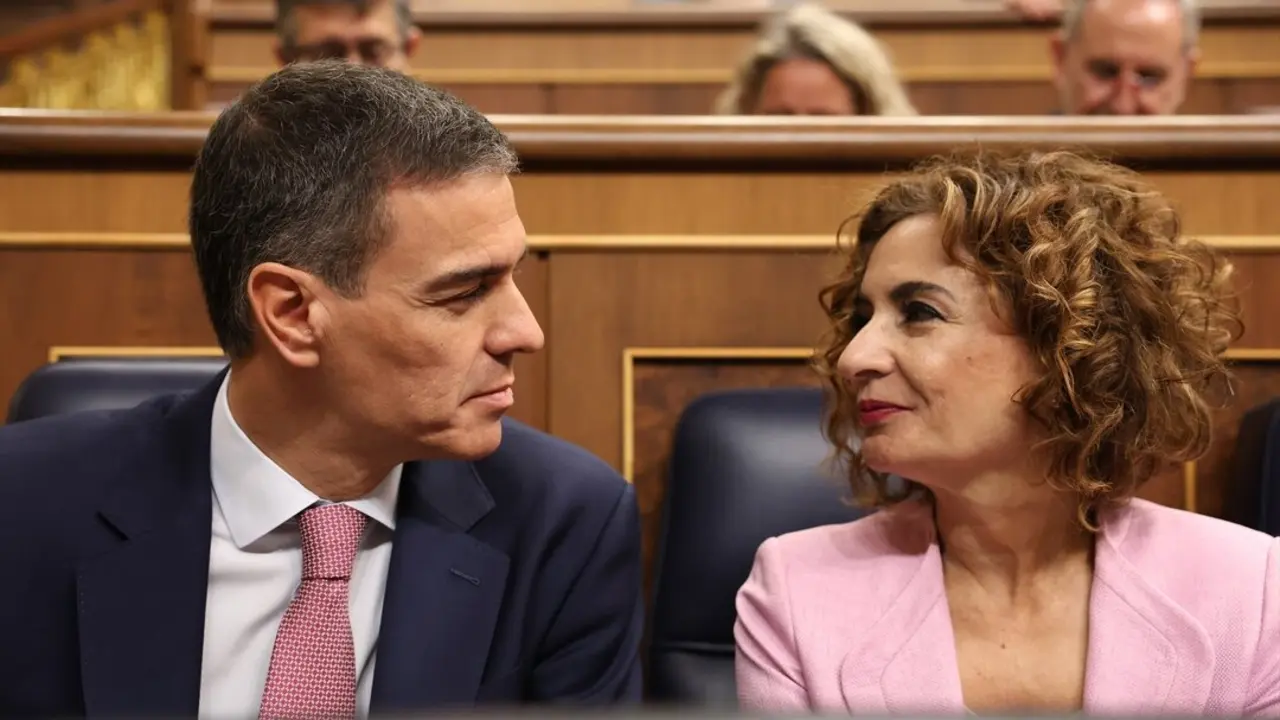 El presidente del Gobierno, Pedro S&aacute;nchez y la vicepresidenta primera y ministra de Hacienda, Mar&iacute;a Jes&uacute;s Montero, durante una sesi&oacute;n de control al Gobierno. / Marta Fern&aacute;ndez