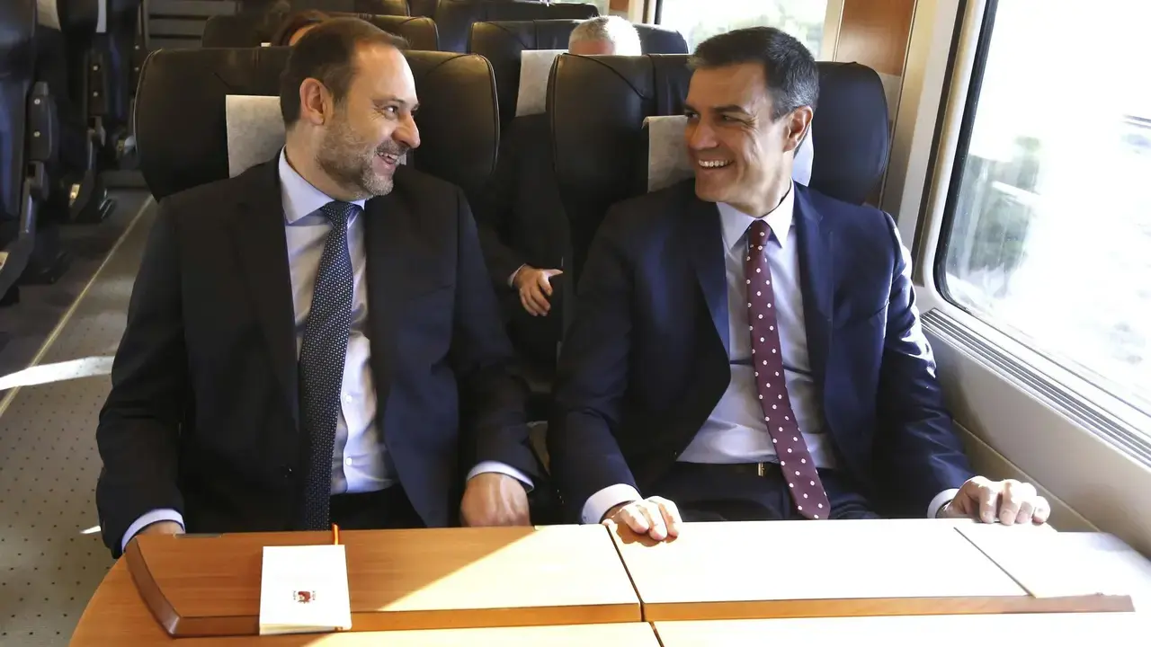 Pedro S&aacute;nchez y Jos&eacute; Luis &Aacute;balos, durante un viaje oficial en tren, compartiendo confidencias en un momento de cercan&iacute;a pol&iacute;tica. | ARCHIVO