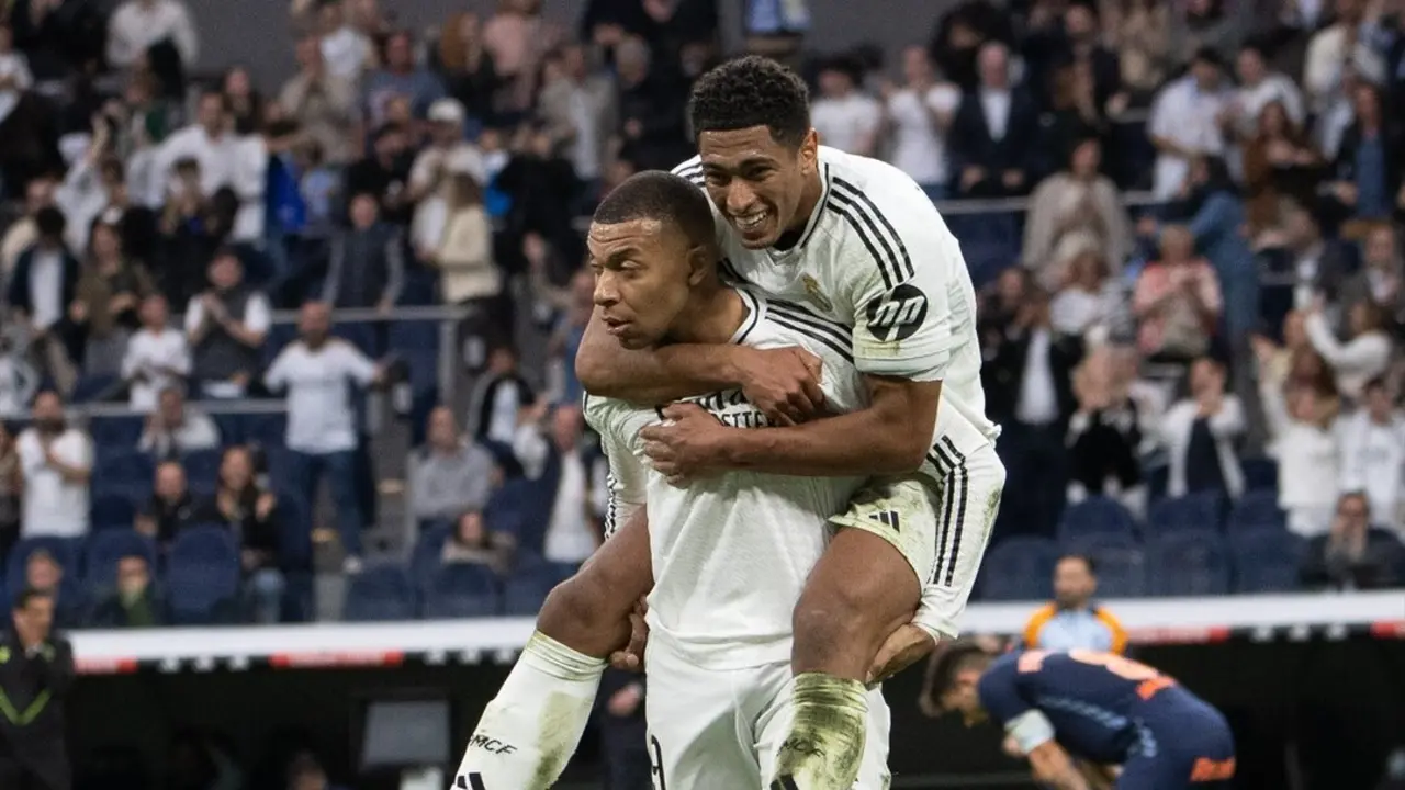 Mbapp&eacute; y Bellingham celebra un gol en el Bernab&eacute;u ante el Celta. / David Canales