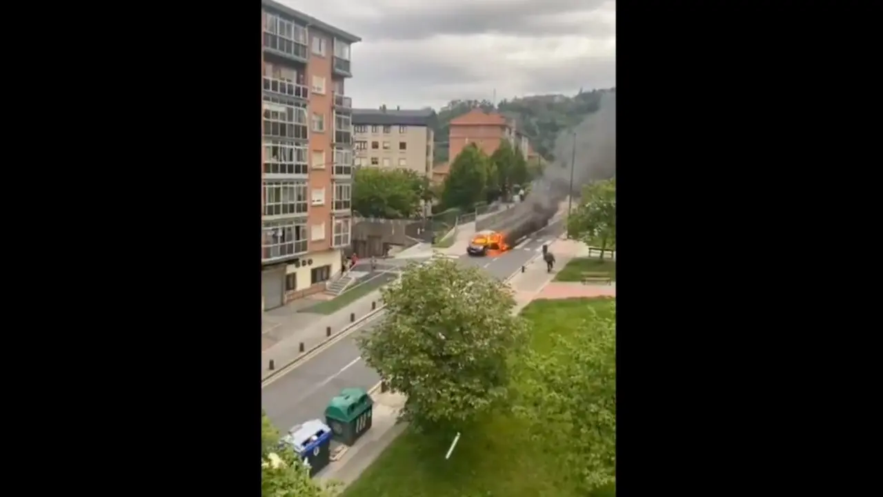 El coche se incendi&oacute; y rod&oacute; calle abajo. / X