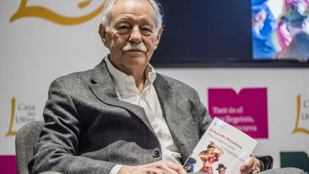 El escritor Eduardo Mendoza posa durante la presentaci&oacute;n de la novela 'Tres enigmas para la Organizaci&oacute;n'. / Alberto Paredes