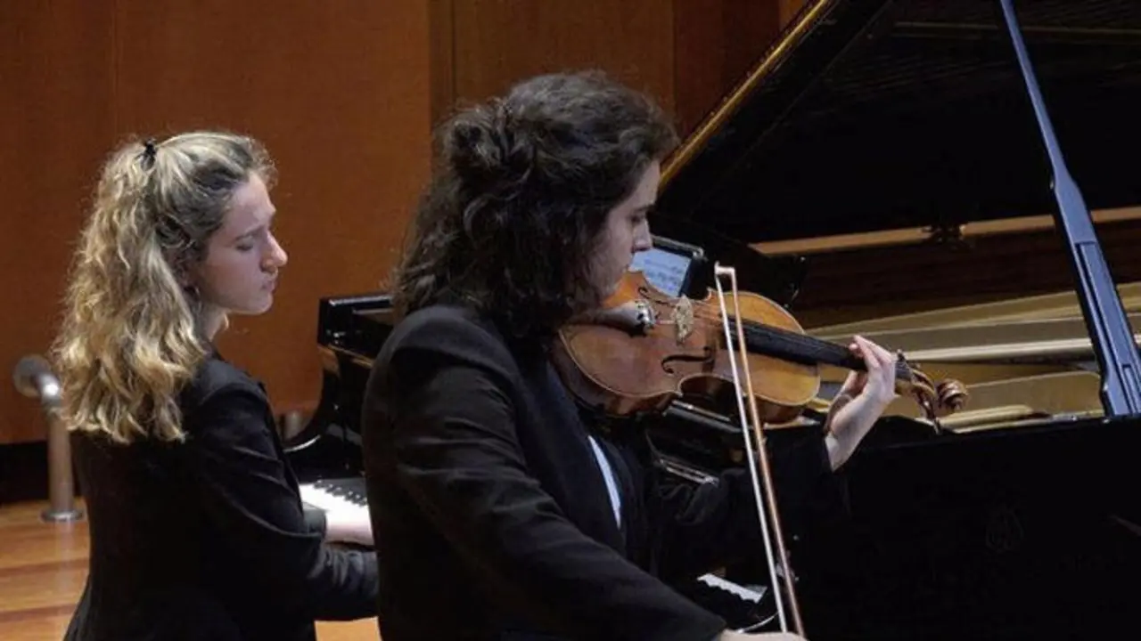 Viceversa duo, Elena Frutos, piano y Celia Bueno, viol&iacute;n