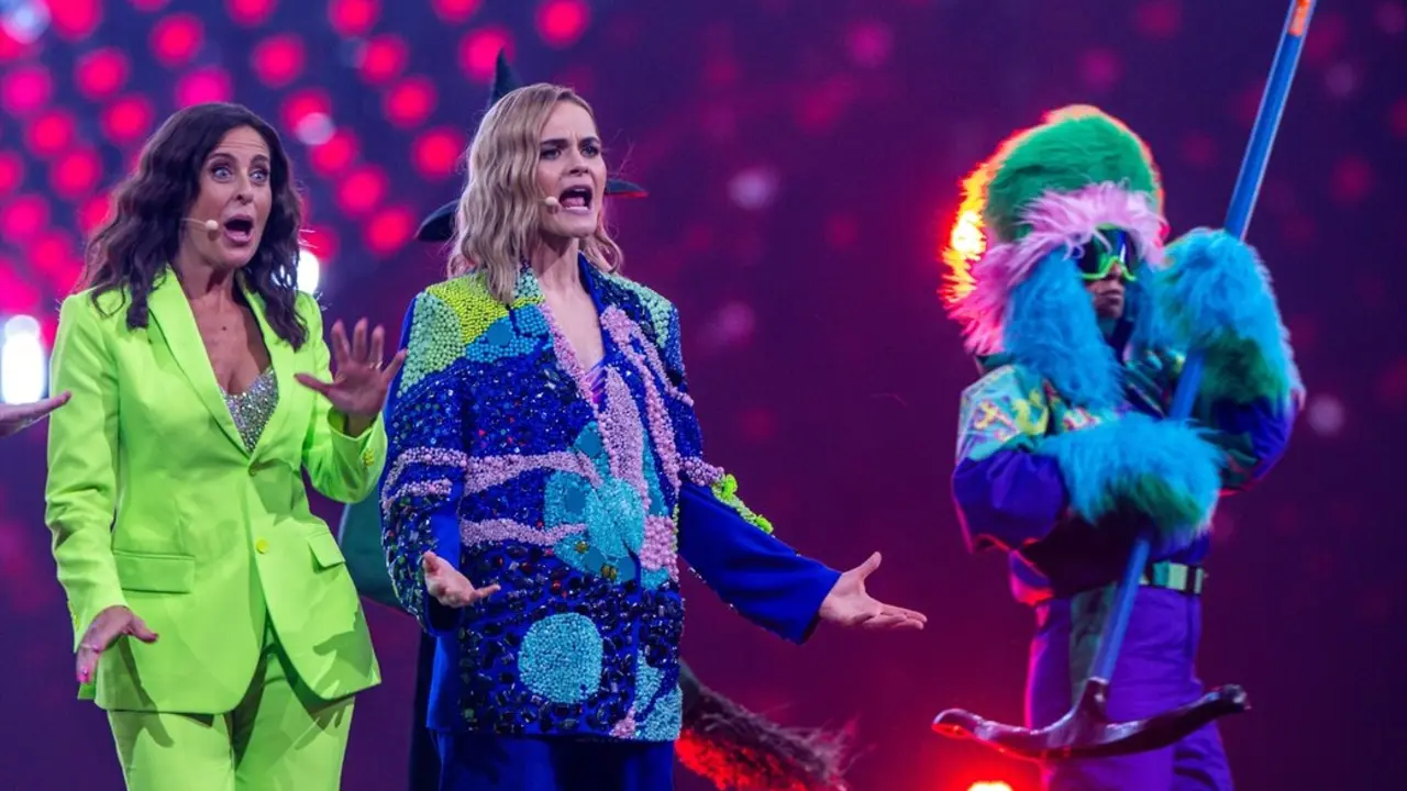 Las presentadoras Hazel Brugger (derecha) y Sandra Studer durante el programa del espect&aacute;culo durante la primera semifinal del 69&ordm; Festival de la Canci&oacute;n de Eurovisi&oacute;n en el Arena St. Jakobshalle./ Jens B&uuml;ttner
