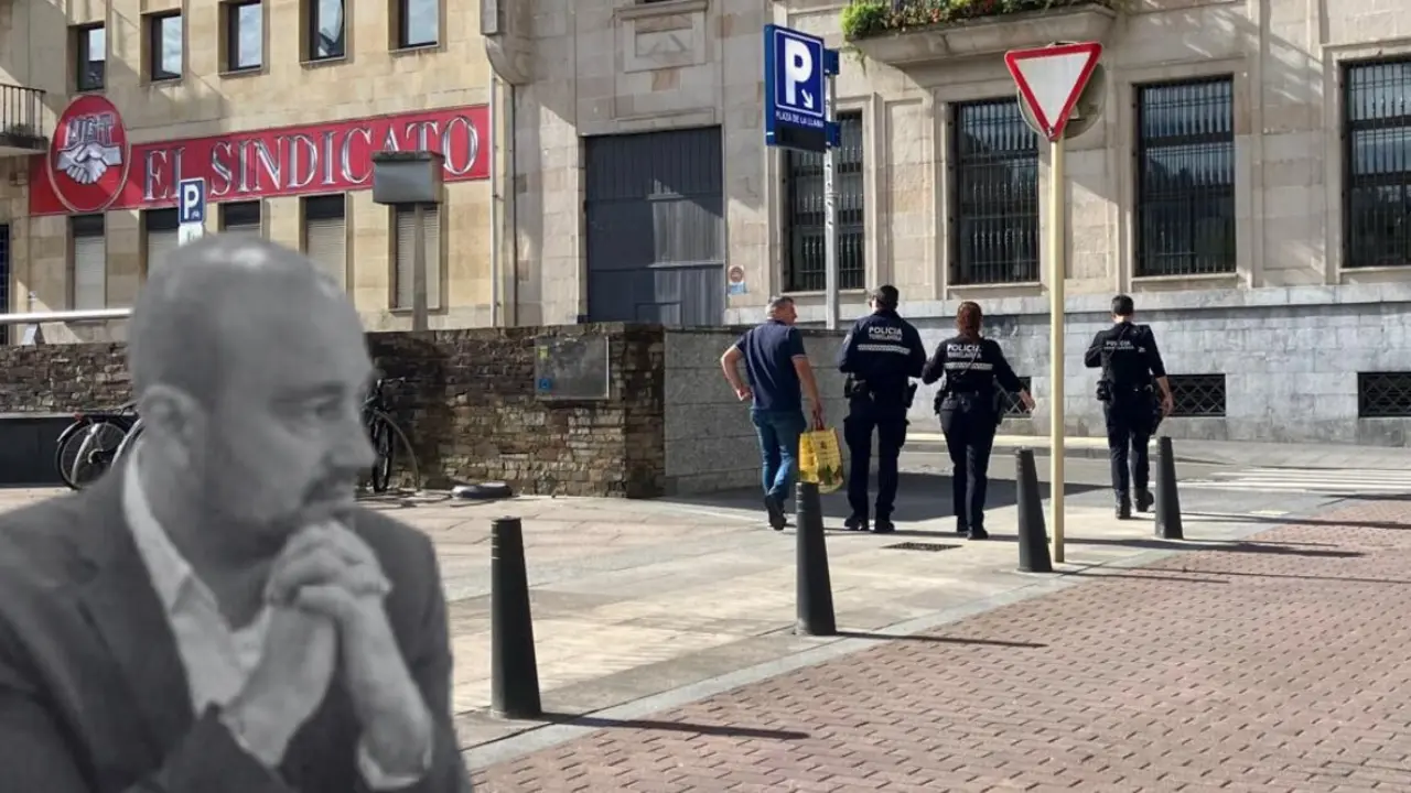 El alcalde de Torrelavega, en primer plano, observa en silencio mientras agentes de la Polic&iacute;a Local patrullan frente a la sede de UGT, epicentro del conflicto sindical que enfrenta al cuerpo policial con el sindicato y el equipo de gobierno.