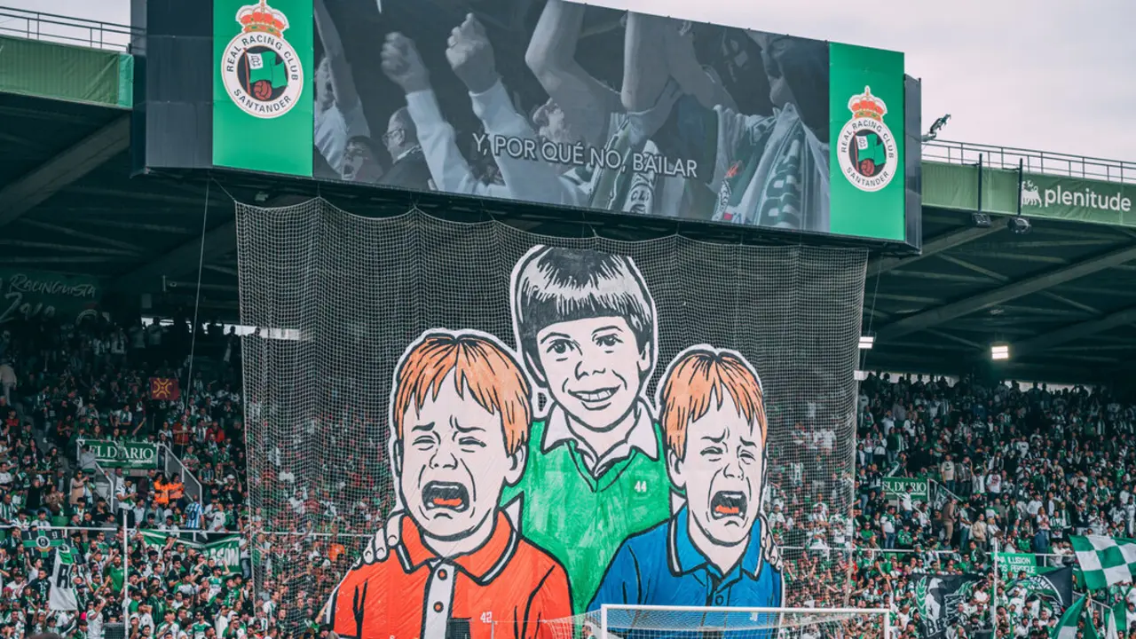 Tifo realizado por 'Comando Tifo' en el partido del Racing-Oviedo. / RRC