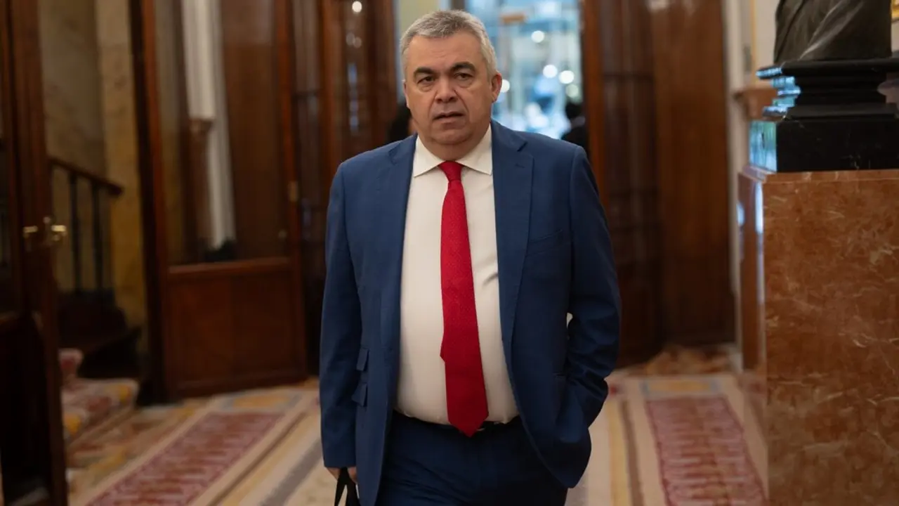 El secretario de Organizaci&oacute;n del PSOE y diputado, Santos Cerd&aacute;n, llega a una sesi&oacute;n plenaria. / Alejandro Mart&iacute;nez V&eacute;lez