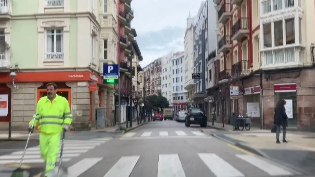 Trabajador del servicio de limpieza viaria de Torrelavega cruzando una c&eacute;ntrica calle ZNE del municipio, en una imagen cotidiana que contrasta con las recientes pol&eacute;micas sindicales y el creciente malestar entre los agentes de la Polic&iacute;a Local.