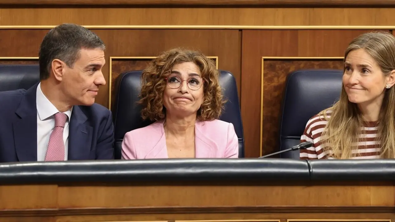 (I-D) El presidente del Gobierno, Pedro S&aacute;nchez; la vicepresidenta primera y ministra de Hacienda, Mar&iacute;a Jes&uacute;s Montero y la vicepresidenta tercera y ministra para la Transici&oacute;n Ecol&oacute;gica, Sara Aagesen. / Marta Fern&aacute;ndez