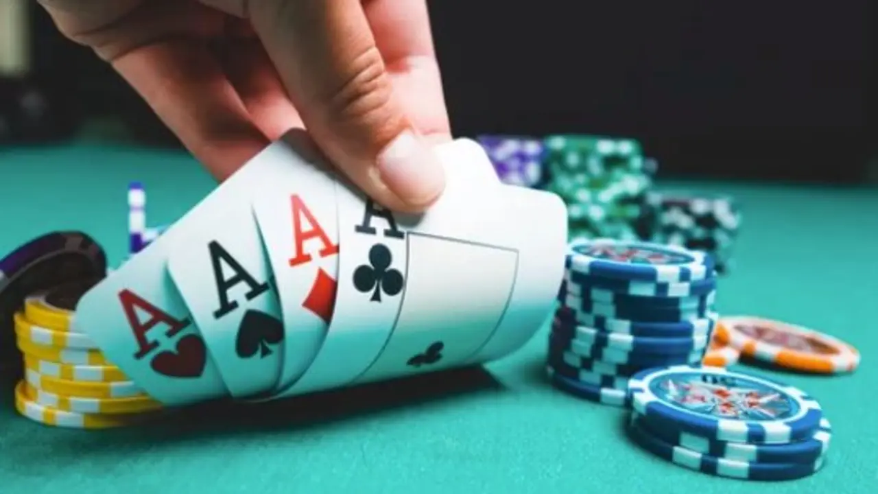 Una persona jugando al poker. / A.S.