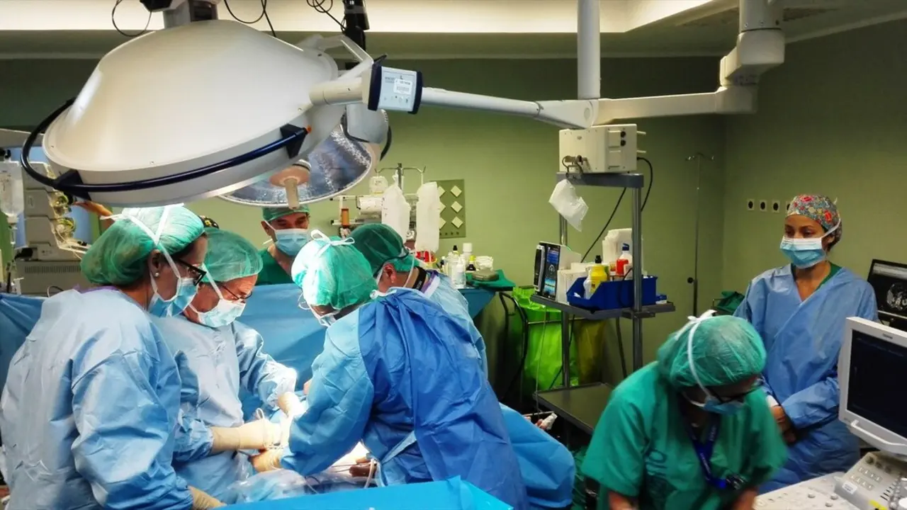 Varios m&eacute;dicos intervienen en una cirug&iacute;a. / EP