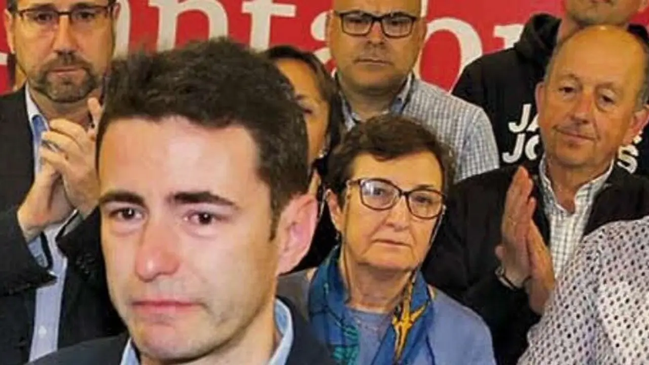Pedro Casares, visiblemente emocionado, durante su comparecencia en la sede del PSOE de Cantabria tras denunciar el supuesto ataque con artefactos inflamables.