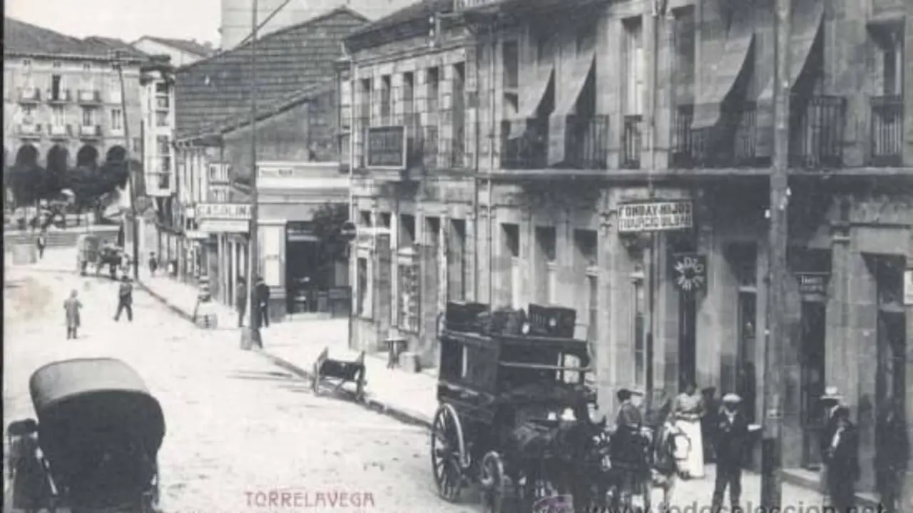 La calle del Comercio y la Plaza Mayor de Torrelavega a principios del siglo XX, testigos del progreso que transform&oacute; la ciudad con la llegada de innovaciones como la electricidad y el tel&eacute;fono.