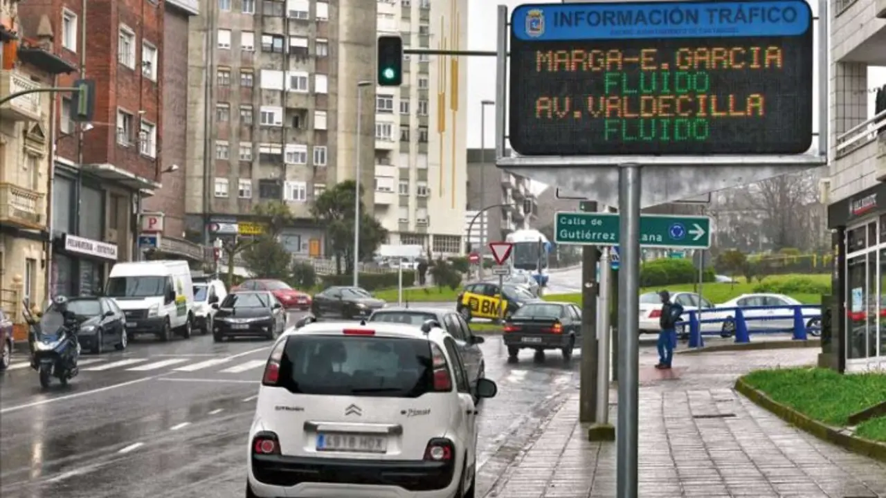 Panel de informaci&oacute;n de tr&aacute;fico en Santander muestra circulaci&oacute;n fluida en Marga-E. Garc&iacute;a y la Avenida de Valdecilla, donde se est&aacute;n realizando mediciones para definir la futura Zona de Bajas Emisiones.