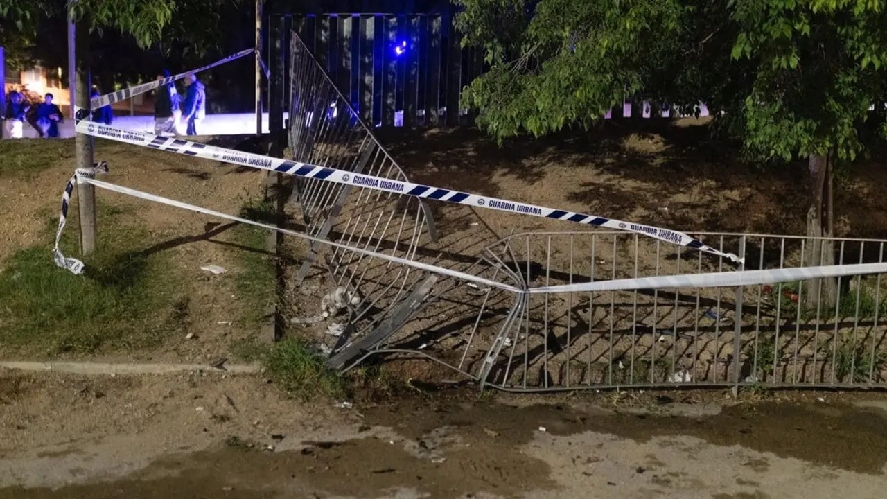 Una valla ca&iacute;da en el lugar de los hechos, a 15 de mayo de 2025, en Cornell&agrave; de Llobregat, Barcelona, Catalunya (Espa&ntilde;a). Los Mossos d'Esquadra han detenido a la conductora del atropello accidental en el exterior del RCDE Stadium antes de jugarse el derby entre el Espanyol y el FC Barcelona. Un total de 13 personas han resultado heridas no graves. Todo ello ha ocurrido despu&eacute;s de que una mujer haya perdido el control del veh&iacute;culo que conduc&iacute;a, un Peugeot 208 blanco, embistiendo a las personas que estaban delante. Los servicios de emergencia est&aacute;n atendiendo a las personas heridas y hay un amplio dispositivo policial en la zona. La polic&iacute;a catalana ha abierto una investigaci&oacute;n para aclarar los hechos.
Fecha: 16/05/2025. leer menos

Firma: Xavi Hurtado / Europa Press