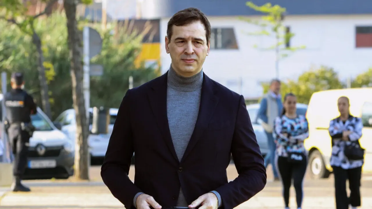 The Objective
David S&aacute;nchez solicita posponer su declaraci&oacute;n porque coincide con un juicio de su abogado
David S&aacute;nchez, procesado por la jueza y a un paso del juicio oral

El Diario de Madrid
David S&aacute;nchez, procesado por la jueza y a un paso del juicio oral
La jueza propone mandar a juicio al hermano de Pedro S&aacute;nchez por la plaza  en la Diputaci&oacute;n de Badajoz | P&uacute;blico

Diario P&uacute;blico
La jueza propone mandar a juicio al hermano de Pedro S&aacute;nchez por la plaza en la Diputaci&oacute;n de Badajoz | P&uacute;blico
El hermano de S&aacute;nchez, a un paso del banquillo: la jueza procesa a David  S&aacute;nchez por prevaricaci&oacute;n y tr&aacute;fico de influencias

LaSexta
El hermano de S&aacute;nchez, a un paso del banquillo: la jueza procesa a David S&aacute;nchez por prevaricaci&oacute;n y tr&aacute;fico de influencias
DAVID S&Aacute;NCHEZ: RECURRIR&Aacute; su procesamiento y SOLICITA ACCESO a la  TRANSCRIPCI&Oacute;N de las DECLARACIONES - YouTube

YouTube
DAVID S&Aacute;NCHEZ: RECURRIR&Aacute; su procesamiento y SOLICITA ACCESO a la TRANSCRIPCI&Oacute;N de las DECLARACIONES - YouTube
La declaraci&oacute;n como imputado del hermano de S&aacute;nchez, en el aire: Manos  Limpias pide aplazar el interrogatorio

La Raz&oacute;n
La declaraci&oacute;n como imputado del hermano de S&aacute;nchez, en el aire: Manos Limpias pide aplazar el interrogatorio
Las acusaciones populares en la causa de David S&aacute;nchez consideran que hay  evidencias suficientes para celebrar

20Minutos
Las acusaciones populares en la causa de David S&aacute;nchez consideran que hay evidencias suficientes para celebrar
La jueza apunta a un 'se&ntilde;or X' en el enchufe al 'herman&iacute;simo' de S&aacute;nchez "a  petici&oacute;n de personas de su entorno" | Espa&ntilde;a

El Mundo
La jueza apunta a un 'se&ntilde;or X' en el enchufe al 'herman&iacute;simo' de S&aacute;nchez "a petici&oacute;n de personas de su entorno" | Espa&ntilde;a
Declaraci&oacute;n judicial de David S&aacute;nchez - YouTube

YouTube
Declaraci&oacute;n judicial de David S&aacute;nchez - YouTube
El audio de David S&aacute;nchez ante la juez: "Mi oficina no es un sitio, es un  paraguas de actividades"

OkDiario
El audio de David S&aacute;nchez ante la juez: "Mi oficina no es un sitio, es un paraguas de actividades"
Declaraciones de David S&aacute;nchez en el juicio sobre Pedro S&aacute;nchez | TikTok

TikTok
Declaraciones de David S&aacute;nchez en el juicio sobre Pedro S&aacute;nchez | TikTok
Caso David S&aacute;nchez: el extra&ntilde;o informe de la Agencia Estatal de la  Administraci&oacute;n Tributaria

Fundaci&oacute;n Hay Derecho
Caso David S&aacute;nchez: el extra&ntilde;o informe de la Agencia Estatal de la Administraci&oacute;n Tributaria
La juez Biedma procesa a David S&aacute;nchez y a otras 10 personas por  prevaricaci&oacute;n y tr&aacute;fico de influencias - Libertad Digital

Libertad Digital
La juez Biedma procesa a David S&aacute;nchez y a otras 10 personas por prevaricaci&oacute;n y tr&aacute;fico de influencias - Libertad Digital
La jueza procesa al hermano de Pedro S&aacute;nchez

El Distrito
La jueza procesa al hermano de Pedro S&aacute;nchez
La defensa de David S&aacute;nchez ve avalada la legalidad de su contrato tras las  declaraciones de tres testigos

Antena 3
La defensa de David S&aacute;nchez ve avalada la legalidad de su contrato tras las declaraciones de tres testigos
La Audiencia de Badajoz niega que la causa contra el hermano de S&aacute;nchez sea  "prospectiva" y avala la incautaci&oacute;n de sus correos

La Raz&oacute;n
La Audiencia de Badajoz niega que la causa contra el hermano de S&aacute;nchez sea "prospectiva" y avala la incautaci&oacute;n de sus correos
Caso 'Azagra': Esta es la declaraci&oacute;n &iacute;ntegra del hermano de Pedro S&aacute;nchez  ante la jueza de Badajoz | Hoy

Hoy
Caso 'Azagra': Esta es la declaraci&oacute;n &iacute;ntegra del hermano de Pedro S&aacute;nchez ante la jueza de Badajoz | Hoy
La Fiscal&iacute;a pide archivar la causa contra David S&aacute;nchez | Noticias Diario  de Burgos
 &middot; 
Hace 23 horas

Diario de Burgos
La Fiscal&iacute;a pide archivar la causa contra David S&aacute;nchez | Noticias Diario de Burgos
El hermano de S&aacute;nchez ya no est&aacute; contratado por la Diputaci&oacute;n de Badajoz

La Voz de Galicia
El hermano de S&aacute;nchez ya no est&aacute; contratado por la Diputaci&oacute;n de Badajoz
El abogado de David S&aacute;nchez destaca que los testigos aseguran que no hay  &laquo;ilegalidad&raquo;

The Objective
El abogado de David S&aacute;nchez destaca que los testigos aseguran que no hay &laquo;ilegalidad&raquo;
La juez procesa al hermano de S&aacute;nchez y a altos cargos del PSOE por tr&aacute;fico  de influencias y prevaricaci&oacute;n

OkDiario
La juez procesa al hermano de S&aacute;nchez y a altos cargos del PSOE por tr&aacute;fico de influencias y prevaricaci&oacute;n
B&uacute;squedas relacionadas

david azagra pareja

hijas de pedro sanchez edad

pedro sanchez hijas adoptadas
Abogado de Manos Limpias sobre el caso David S&aacute;nchez: "Creo que estamos  abocados a juicio oral" | El Correo

El Correo
Abogado de Manos Limpias sobre el caso David S&aacute;nchez: "Creo que estamos abocados a juicio oral" | El Correo
La jueza procesa al hermano de Pedro S&aacute;nchez - Noticias Cuatro

Cuatro
La jueza procesa al hermano de Pedro S&aacute;nchez - Noticias Cuatro
La Audiencia acusa al hermano de Pedro S&aacute;nchez de buscar "la paralizaci&oacute;n"  de la causa "con continuos recursos" | Espa&ntilde;a

El Mundo
La Audiencia acusa al hermano de Pedro S&aacute;nchez de buscar "la paralizaci&oacute;n" de la causa "con continuos recursos" | Espa&ntilde;a
David S&aacute;nchez y su despacho &ldquo;sorpresa&rdquo; - H&eacute;rcules

H&eacute;rcules Diario
David S&aacute;nchez y su despacho &ldquo;sorpresa&rdquo; - H&eacute;rcules
🔊"Trabajaba habitualmente con &Aacute;ngel Seco; no s&eacute; qu&eacute; cargo tiene" ➡"No... |  TikTok

TikTok
🔊"Trabajaba habitualmente con &Aacute;ngel Seco; no s&eacute; qu&eacute; cargo tiene" ➡"No... | TikTok
David S&aacute;nchez se acoge a su derecho a no declarar y niega "absolutamente  todo" - Extremadura7dias.com - Diario digital de Extremadura

Extremadura 7Dias
David S&aacute;nchez se acoge a su derecho a no declarar y niega "absolutamente todo" - Extremadura7dias.com - Diario digital de Extremadura
La jueza procesa al hermano de Pedro S&aacute;nchez por su plaza en la Diputaci&oacute;n  de Badajoz

Telecinco
La jueza procesa al hermano de Pedro S&aacute;nchez por su plaza en la Diputaci&oacute;n de Badajoz
La jueza procesa al hermano de Pedro S&aacute;nchez por tr&aacute;fico de influencias y  prevaricaci&oacute;n

Heraldo de Arag&oacute;n
La jueza procesa al hermano de Pedro S&aacute;nchez por tr&aacute;fico de influencias y prevaricaci&oacute;n
La juez destaca los mails revelados por OKDIARIO para sentar en el  banquillo al hermano de S&aacute;nchez

OkDiario
La juez destaca los mails revelados por OKDIARIO para sentar en el banquillo al hermano de S&aacute;nchez
La defensa de David S&aacute;nchez afirma que los testigos avalan la "legalidad"

RTVE.es
La defensa de David S&aacute;nchez afirma que los testigos avalan la "legalidad"
David S&aacute;nchez pide la suspensi&oacute;n de los plazos hasta tener las  transcripciones de los interrogatorios | Hoy

Hoy
David S&aacute;nchez pide la suspensi&oacute;n de los plazos hasta tener las transcripciones de los interrogatorios | Hoy
JUICIO DAVID S&Aacute;NCHEZ BADAJOZ | Arrancan las declaraciones por el 'caso David  S&aacute;nchez' con tres testigos y tres peritos de Hacienda

La Cr&oacute;nica de Badajoz
JUICIO DAVID S&Aacute;NCHEZ BADAJOZ | Arrancan las declaraciones por el 'caso David S&aacute;nchez' con tres testigos y tres peritos de Hacienda
La juez procesa al hermano de Pedro S&aacute;nchez por supuesta prevaricaci&oacute;n y  tr&aacute;fico de influencias | Euronews

Euronews.com
La juez procesa al hermano de Pedro S&aacute;nchez por supuesta prevaricaci&oacute;n y tr&aacute;fico de influencias | Euronews
La Fiscal&iacute;a se mete en pol&iacute;tica para salvar a S&aacute;nchez del caso herman&iacute;simo:  "No ostentaba notable influencia en el PSOE" - Libertad Digital

Libertad Digital
La Fiscal&iacute;a se mete en pol&iacute;tica para salvar a S&aacute;nchez del caso herman&iacute;simo: "No ostentaba notable influencia en el PSOE" - Libertad Digital
HERMANO DE S&Aacute;NCHEZ| Las acusaciones piden 3 a&ntilde;os de c&aacute;rcel para el hermano  de S&aacute;nchez por prevaricaci&oacute;n y trafico de influencias

El Peri&oacute;dico
HERMANO DE S&Aacute;NCHEZ| Las acusaciones piden 3 a&ntilde;os de c&aacute;rcel para el hermano de S&aacute;nchez por prevaricaci&oacute;n y trafico de influencias
David S&aacute;nchez, hermano del presidente, dimite de su puesto entre sospechas  de corrupci&oacute;n - H&eacute;rcules

H&eacute;rcules Diario
David S&aacute;nchez, hermano del presidente, dimite de su puesto entre sospechas de corrupci&oacute;n - H&eacute;rcules
La defensa de David S&aacute;nchez dice tras su declaraci&oacute;n que no hay indicios  contra &eacute;l

EFE
La defensa de David S&aacute;nchez dice tras su declaraci&oacute;n que no hay indicios contra &eacute;l
Apertura de juicio oral contra el hermano de Pedro S&aacute;nchez por su plaza en  Badajoz

Peri&oacute;dico de Ibiza y Formentera
Apertura de juicio oral contra el hermano de Pedro S&aacute;nchez por su plaza en Badajoz
CASO DAVID S&Aacute;NCHEZ | La jueza suspende los plazos para presentar recurso  contra el auto que procesa a S&aacute;nchez

La Cr&oacute;nica de Badajoz
CASO DAVID S&Aacute;NCHEZ | La jueza suspende los plazos para presentar recurso contra el auto que procesa a S&aacute;nchez
Los testigos afirman a la juez que &laquo;un tercero&raquo; borr&oacute; 'emails' para  proteger a David S&aacute;nchez

The Objective
Los testigos afirman a la juez que &laquo;un tercero&raquo; borr&oacute; 'emails' para proteger a David S&aacute;nchez
Fiscal&iacute;a pide archivar la causa contra el hermano de Pedro S&aacute;nchez al no  haber indicios de criminalidad
 &middot; 
Hace 21 horas

Antena 3
Fiscal&iacute;a pide archivar la causa contra el hermano de Pedro S&aacute;nchez al no haber indicios de criminalidad
La jueza de Badajoz modifica su calendario de interrogatorios a petici&oacute;n  del hermano de S&aacute;nchez

El Confidencial
La jueza de Badajoz modifica su calendario de interrogatorios a petici&oacute;n del hermano de S&aacute;nchez
David S&aacute;nchez, hermano de Pedro S&aacute;nchez, declara en el juicio acerca d... |  TikTok

TikTok
David S&aacute;nchez, hermano de Pedro S&aacute;nchez, declara en el juicio acerca d... | TikTok
Diez d&iacute;as para pedir el sobreseimiento o juicio al hermano del presidente  Pedro S&aacute;nchez

Heraldo de Arag&oacute;n
Diez d&iacute;as para pedir el sobreseimiento o juicio al hermano del presidente Pedro S&aacute;nchez
B&uacute;squedas relacionadas

hija de pedro sanchez instagram

pareja david sanchez

david azagra hijos
El PP cree que hay "motivos m&aacute;s que suficientes" para abrir juicio oral al  hermano de Pedro S&aacute;nchez y a Gallardo
Hace 20 horas

Teleprensa
El PP cree que hay "motivos m&aacute;s que suficientes" para abrir juicio oral al hermano de Pedro S&aacute;nchez y a Gallardo
Caso David S&aacute;nchez': El presidente de la Diputaci&oacute;n de Badajoz usa abogados  p&uacute;blicos

El Cierre Digital
Caso David S&aacute;nchez': El presidente de la Diputaci&oacute;n de Badajoz usa abogados p&uacute;blicos
El hermano de S&aacute;nchez se defiende de las acusaciones y dice que encontr&oacute; en  internet la oferta de trabajo | El PA&Iacute;S Expr&eacute;s | EL PA&Iacute;S

EL PA&Iacute;S
El hermano de S&aacute;nchez se defiende de las acusaciones y dice que encontr&oacute; en internet la oferta de trabajo | El PA&Iacute;S Expr&eacute;s | EL PA&Iacute;S
Unidas: Hay irregularidad administrativa en caso David S&aacute;nchez pero, duda  relevancia penal
Hace 19 horas

Regi&oacute;n Digital
Unidas: Hay irregularidad administrativa en caso David S&aacute;nchez pero, duda relevancia penal
Un puesto en entredicho | Noticias El D&iacute;a de Soria

El D&iacute;a de Soria
Un puesto en entredicho | Noticias El D&iacute;a de Soria
CASO DAVID S&Aacute;NCHEZ: PLANTEAN JUICIO ORAL por PREVARICACI&Oacute;N contra el  HERMANO DEL PRESIDENTE | RTVE - YouTube

YouTube
CASO DAVID S&Aacute;NCHEZ: PLANTEAN JUICIO ORAL por PREVARICACI&Oacute;N contra el HERMANO DEL PRESIDENTE | RTVE - YouTube
UN ABOGADO CONTRA LA DEMAGOGIA on X: "MIENTRAS "ALGUIEN" FILTRA UNOS  WHATSAPP DE LOS QUE TODO EL MUNDO HABLA, PEDRO S&Aacute;NCHEZ HA APROBADO EN  CONSEJO DE MINISTROS QUE SEA LA FISCAL&Iacute;A QUIEN
Hace 21 horas

X
UN ABOGADO CONTRA LA DEMAGOGIA on X: "MIENTRAS "ALGUIEN" FILTRA UNOS WHATSAPP DE LOS QUE TODO EL MUNDO HABLA, PEDRO S&Aacute;NCHEZ HA APROBADO EN CONSEJO DE MINISTROS QUE SEA LA FISCAL&Iacute;A QUIEN
El hermano de Pedro S&aacute;nchez ser&aacute; tambi&eacute;n acusado de malversaci&oacute;n
hace 3 d&iacute;as

La Raz&oacute;n
El hermano de Pedro S&aacute;nchez ser&aacute; tambi&eacute;n acusado de malversaci&oacute;n
El hermano de S&aacute;nchez, a un paso del banquillo: la jueza procesa a David  S&aacute;nchez por prevaricaci&oacute;n y tr&aacute;fico de influencias

LaSexta
El hermano de S&aacute;nchez, a un paso del banquillo: la jueza procesa a David S&aacute;nchez por prevaricaci&oacute;n y tr&aacute;fico de influencias
La juez procesa a David S&aacute;nchez por prevaricaci&oacute;n y tr&aacute;fico de influencias

COPE
La juez procesa a David S&aacute;nchez por prevaricaci&oacute;n y tr&aacute;fico de influencias
Nuevo giro en el caso del hermano de S&aacute;nchez: contradictorias notas de los  aspirantes

EDATV News
Nuevo giro en el caso del hermano de S&aacute;nchez: contradictorias notas de los aspirantes
La jueza pone a un paso de juicio a David S&aacute;nchez por obtener un puesto por  ser el &ldquo;herman&iacute;simo&rdquo;

La Vanguardia
La jueza pone a un paso de juicio a David S&aacute;nchez por obtener un puesto por ser el &ldquo;herman&iacute;simo&rdquo;
Las acusaciones ven "inevitable" que el caso de David S&aacute;nchez acabe en  juicio

La Cr&oacute;nica de Badajoz
Las acusaciones ven "inevitable" que el caso de David S&aacute;nchez acabe en juicio
Caso David S&aacute;nchez: las acusaciones populares ven "inevitable" el juicio  oral

COPE
Caso David S&aacute;nchez: las acusaciones populares ven "inevitable" el juicio oral
David S&aacute;nchez, ascensos, sueldos y un vac&iacute;o de 37 meses: el informe que  remueve la pol&eacute;mica

ALERTA El Diario de Cantabria
David S&aacute;nchez, ascensos, sueldos y un vac&iacute;o de 37 meses: el informe que remueve la pol&eacute;mica
Pedro S&aacute;nchez: la jueza propone abrir juicio contra el hermano de Pedro  S&aacute;nchez

Menorca.info
Pedro S&aacute;nchez: la jueza propone abrir juicio contra el hermano de Pedro S&aacute;nchez
La juez Biedma encarga a la UCO recabar documentaci&oacute;n de Moncloa sobre el  caso de David S&aacute;nchez - Libertad Digital

Libertad Digital
La juez Biedma encarga a la UCO recabar documentaci&oacute;n de Moncloa sobre el caso de David S&aacute;nchez - Libertad Digital
Carles Enric on X: "David S&aacute;nchez a juicio en Badajoz. El caso del hermano  del presidente: un esc&aacute;ndalo que exige respuestas https://t.co/mBQTmn0h7t  https://t.co/ZeIeWHHbSj" / X

X
Carles Enric on X: "David S&aacute;nchez a juicio en Badajoz. El caso del hermano del presidente: un esc&aacute;ndalo que exige respuestas https://t.co/mBQTmn0h7t https://t.co/ZeIeWHHbSj" / X
La jueza apunta a que la Diputaci&oacute;n de Badajoz cre&oacute; para el hermano de  S&aacute;nchez un puesto a la medida | Espa&ntilde;a | EL PA&Iacute;S

EL PA&Iacute;S
La jueza apunta a que la Diputaci&oacute;n de Badajoz cre&oacute; para el hermano de S&aacute;nchez un puesto a la medida | Espa&ntilde;a | EL PA&Iacute;S
El abogado de David S&aacute;nchez asegura que el informe de la UCO "evapora"  muchas acusaciones | Andaluc&iacute;a Informaci&oacute;n. Todas las noticias de Andaluc&iacute;a

Andaluc&iacute;a Informaci&oacute;n
El abogado de David S&aacute;nchez asegura que el informe de la UCO "evapora" muchas acusaciones | Andaluc&iacute;a Informaci&oacute;n. Todas las noticias de Andaluc&iacute;a
La juez deja al borde del procesamiento al hermano de Pedro S&aacute;nchez |  Extremadura

El Mundo
La juez deja al borde del procesamiento al hermano de Pedro S&aacute;nchez | Extremadura
La juez ordena a la UCO analizar el informe sobre la residencia fiscal de David  S&aacute;nchez

ALERTA El Diario de Cantabria
La juez ordena a la UCO analizar el informe sobre la residencia fiscal de David S&aacute;nchez
Vea la declaraci&oacute;n &iacute;ntegra ante la jueza del hermano de Pedro S&aacute;nchez, en  exclusiva - YouTube

YouTube
Vea la declaraci&oacute;n &iacute;ntegra ante la jueza del hermano de Pedro S&aacute;nchez, en exclusiva - YouTube
El hermano de Pedro S&aacute;nchez renuncia a su puesto en la Diputaci&oacute;n de Badajoz

elDiario.es
El hermano de Pedro S&aacute;nchez renuncia a su puesto en la Diputaci&oacute;n de Badajoz
B&uacute;squedas relacionadas

david sanchez perez castejon

pedro sanchez joven

hermano pedro sanchez
El abogado de David S&aacute;nchez dice que est&aacute; "tranquilo" porque la UCO  "pr&aacute;cticamente" desestima cualquier delito econ&oacute;mico | Onda Cero Radio

Onda Cero
El abogado de David S&aacute;nchez dice que est&aacute; "tranquilo" porque la UCO "pr&aacute;cticamente" desestima cualquier delito econ&oacute;mico | Onda Cero Radio
DAVID S&Aacute;NCHEZ JUICIO BADAJOZ | David S&aacute;nchez declara ahora ante la jueza  que la Oficina de Artes Esc&eacute;nicas "no ten&iacute;a un sitio f&iacute;sico"

El Peri&oacute;dico Extremadura
DAVID S&Aacute;NCHEZ JUICIO BADAJOZ | David S&aacute;nchez declara ahora ante la jueza que la Oficina de Artes Esc&eacute;nicas "no ten&iacute;a un sitio f&iacute;sico"
Miguel Bernard: "Bego&ntilde;a y David S&aacute;nchez podr&iacute;an ir a juicio oral"

El Toro TV
Miguel Bernard: "Bego&ntilde;a y David S&aacute;nchez podr&iacute;an ir a juicio oral"
El l&iacute;der del PSOE de Extremadura cree que la causa contra el hermano de  S&aacute;nchez "se ha ido diluyendo como un azucarillo" - Infobae

Infobae
El l&iacute;der del PSOE de Extremadura cree que la causa contra el hermano de S&aacute;nchez "se ha ido diluyendo como un azucarillo" - Infobae
David S&aacute;nchez Almagro - EJA

Estudio Jur&iacute;dico Almagro
David S&aacute;nchez Almagro - EJA
Descubrimos la empresa que une a Laura S&aacute;nchez y David Ascanio pese a la  separaci&oacute;n: los cargos que ocupan

El Espa&ntilde;ol
Descubrimos la empresa que une a Laura S&aacute;nchez y David Ascanio pese a la separaci&oacute;n: los cargos que ocupan
Un juez expulsado de la carrera pone en jaque la causa contra el hermano de  S&aacute;nchez en un momento clave

La Raz&oacute;n
Un juez expulsado de la carrera pone en jaque la causa contra el hermano de S&aacute;nchez en un momento clave
El fiscal pide el archivo de la causa contra David S&aacute;nchez
Hace 18 horas

Canal Sur
El fiscal pide el archivo de la causa contra David S&aacute;nchez
La mujer de David S&aacute;nchez le compromete con su mudanza

LA GACETA
La mujer de David S&aacute;nchez le compromete con su mudanza
David Sanchez fiscal&iacute;a archivo causa | La fiscal&iacute;a solicita el archivo de  la causa contra David S&aacute;nchez y Gallardo por no apreciar indicios de  criminalidad
Hace 22 horas

La Cr&oacute;nica de Badajoz
David Sanchez fiscal&iacute;a archivo causa | La fiscal&iacute;a solicita el archivo de la causa contra David S&aacute;nchez y Gallardo por no apreciar indicios de criminalidad
El hermano de Pedro S&aacute;nchez intenta explicar d&oacute;nde est&aacute; su oficina de  trabajo: "No sabr&iacute;a decirle"

Antena 3
El hermano de Pedro S&aacute;nchez intenta explicar d&oacute;nde est&aacute; su oficina de trabajo: "No sabr&iacute;a decirle"
La jueza titular del Juzgado de Instrucci&oacute;n n&uacute;mero 3 de Badajoz, Beatriz  Biedma ha propuesto la apertura de juicio oral contra el hermano de Pedro  S&aacute;nchez, David S&aacute;nchez P&eacute;rez-Castej&oacute;n; el presidente de

Facebook
La jueza titular del Juzgado de Instrucci&oacute;n n&uacute;mero 3 de Badajoz, Beatriz Biedma ha propuesto la apertura de juicio oral contra el hermano de Pedro S&aacute;nchez, David S&aacute;nchez P&eacute;rez-Castej&oacute;n; el presidente de
G&eacute;nova se persona en el caso Azagra al estar convencidos de que ir&aacute; a juicio  | Hoy

Hoy
G&eacute;nova se persona en el caso Azagra al estar convencidos de que ir&aacute; a juicio | Hoy
La acusaci&oacute;n popular pide tres a&ntilde;os de prisi&oacute;n para David S&aacute;nchez
hace un d&iacute;a

EFE
La acusaci&oacute;n popular pide tres a&ntilde;os de prisi&oacute;n para David S&aacute;nchez
Declaraci&oacute;n judicial de David S&aacute;nchez - YouTube
hace un d&iacute;a

YouTube
Declaraci&oacute;n judicial de David S&aacute;nchez - YouTube
Las respuestas del hermano de Pedro S&aacute;nchez ante la jueza: del "no tengo  significaci&oacute;n pol&iacute;tica" al "encontr&eacute; la oferta en 15 minutos"

20Minutos
Las respuestas del hermano de Pedro S&aacute;nchez ante la jueza: del "no tengo significaci&oacute;n pol&iacute;tica" al "encontr&eacute; la oferta en 15 minutos"
La juez procesa al hermano de S&aacute;nchez y a altos cargos del PSOE por tr&aacute;fico  de influencias y prevaricaci&oacute;n

OkDiario
La juez procesa al hermano de S&aacute;nchez y a altos cargos del PSOE por tr&aacute;fico de influencias y prevaricaci&oacute;n
UHN Plus | 🇪🇸 | &iexcl;ATENCI&Oacute;N! &mdash; En medio del apag&oacute;n masivo que afecta a  Espa&ntilde;a, la jueza Beatriz Biedma procesa a David S&aacute;nchez, hermano de  Pedro... | Instagram

Instagram
UHN Plus | 🇪🇸 | &iexcl;ATENCI&Oacute;N! &mdash; En medio del apag&oacute;n masivo que afecta a Espa&ntilde;a, la jueza Beatriz Biedma procesa a David S&aacute;nchez, hermano de Pedro... | Instagram
David Ascanio acompa&ntilde;a a Laura S&aacute;nchez en el juicio por la custudia de su  hija Naia. | Parte 1

Reportajes | EuropaPress.tv
David Ascanio acompa&ntilde;a a Laura S&aacute;nchez en el juicio por la custudia de su hija Naia. | Parte 1
La Fiscal&iacute;a pide archivar el caso contra el hermano de S&aacute;nchez: "Son  conjeturas"

El Confidencial
La Fiscal&iacute;a pide archivar el caso contra el hermano de S&aacute;nchez: "Son conjeturas"
El abogado del hermano de Pedro S&aacute;nchez, tras su citaci&oacute;n como investigado:  ''&iquest;No tiene derecho a concursar en una plaza p&uacute;blica?"

Cuatro
El abogado del hermano de Pedro S&aacute;nchez, tras su citaci&oacute;n como investigado: ''&iquest;No tiene derecho a concursar en una plaza p&uacute;blica?"
David S&aacute;nchez niega que fuera contratado por su v&iacute;nculo con el presidente

RTVE.es
David S&aacute;nchez niega que fuera contratado por su v&iacute;nculo con el presidente
La Fiscal&iacute;a se desmarca de las acusaciones y pide el archivo de la  investigaci&oacute;n contra el hermano de Pedro S&aacute;nchez

La Voz de Galicia
La Fiscal&iacute;a se desmarca de las acusaciones y pide el archivo de la investigaci&oacute;n contra el hermano de Pedro S&aacute;nchez
El auto de procesamiento de David S&aacute;nchez destapa los chanchullos de la  trama para "acortar los tiempos" del enchufe - Libertad Digital

Libertad Digital
El auto de procesamiento de David S&aacute;nchez destapa los chanchullos de la trama para "acortar los tiempos" del enchufe - Libertad Digital
B&uacute;squedas relacionadas

david sanchez

david sanchez hermano pedro sanchez

pedro sanchez
La nueva vida de David S&aacute;nchez tras dimitir: &Oacute;pera, dinero p&uacute;blico y  contrato 'a dedo'

El Cierre Digital
La nueva vida de David S&aacute;nchez tras dimitir: &Oacute;pera, dinero p&uacute;blico y contrato 'a dedo'
David S&aacute;nchez Defiende a Asesor de Moncloa en Juicio | TikTok

TikTok
David S&aacute;nchez Defiende a Asesor de Moncloa en Juicio | TikTok
PP: Hay "motivos m&aacute;s que suficientes" para abrir juicio oral a David S&aacute;nchez  y a Gallardo

Regi&oacute;n Digital
PP: Hay "motivos m&aacute;s que suficientes" para abrir juicio oral a David S&aacute;nchez y a Gallardo
M&aacute;s resultados
Es posible que algunos resultados se hayan eliminado de acuerdo con la ley de protecci&oacute;n de datos europea. M&aacute;s informaci&oacute;n

El Debate




El hermano de S&aacute;nchez llega al juzgado para declarar sobre el funcionario  de Moncloa que trabaj&oacute; para &eacute;l

David S&aacute;nchez, hermano del presidente del Gobierno, Pedro S&aacute;nchez, a su llegada a los juzgados