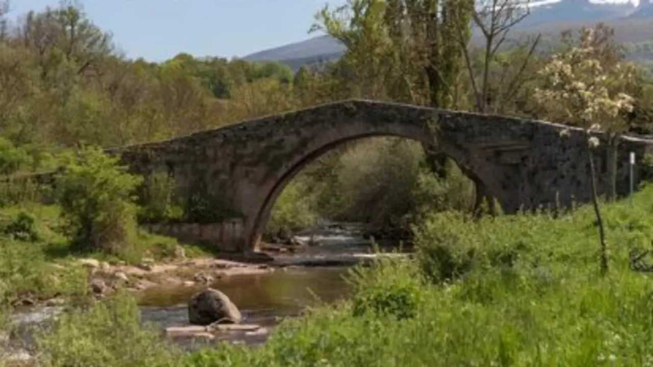 Puente romano sobre el r&iacute;o H&iacute;jar en Entrambasaguas. / A.S.