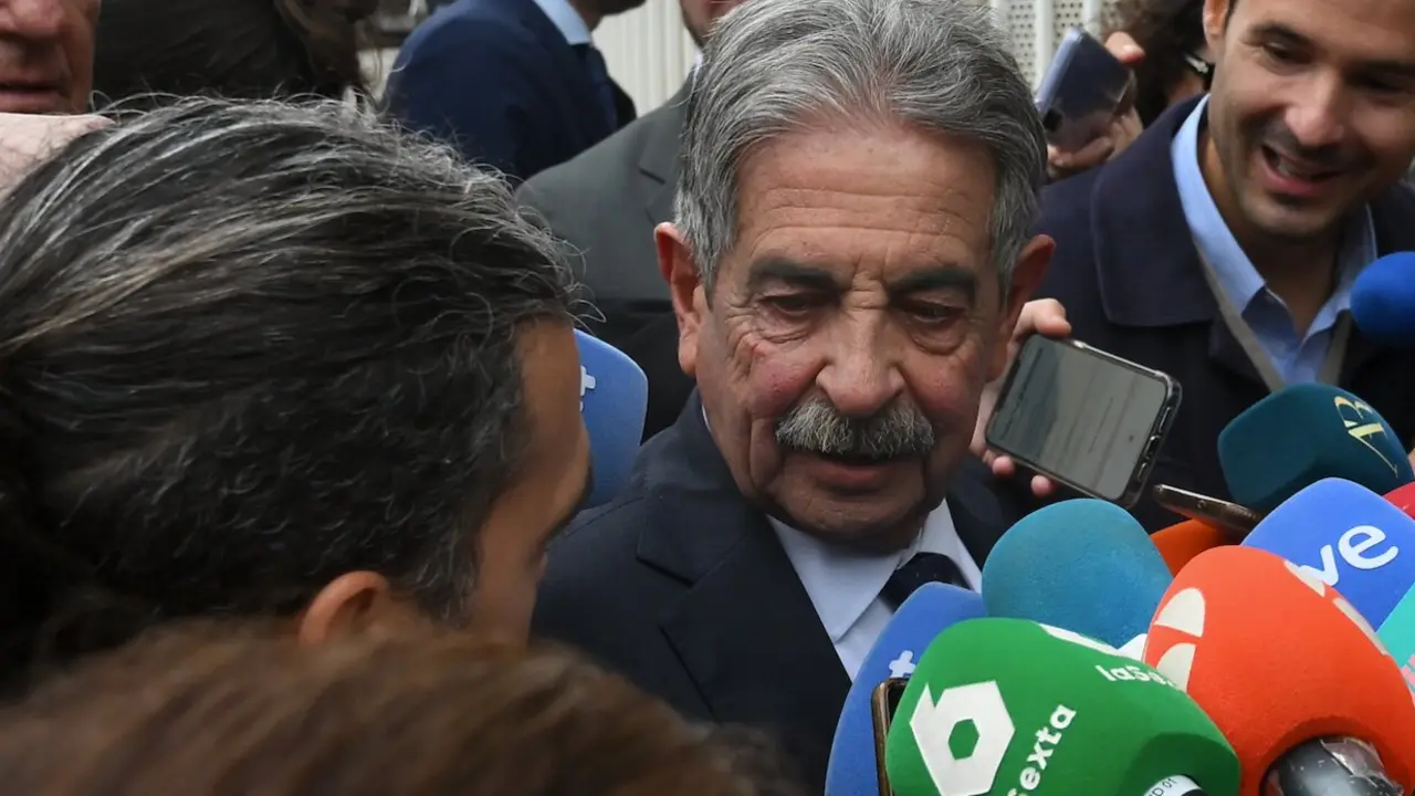 El secretario general del PRC y expresidente de Cantabria, Miguel &Aacute;ngel Revilla, atiende a los medios antes de la celebraci&oacute;n del acto de conciliaci&oacute;n entre el Rey em&eacute;rito Juan Carlos I y el expresidente de Cantabria, Miguel &Aacute;ngel Revilla, en el Juzgado de Primera Instancia n&ordm;13 de Santander, a 16 de mayo de 2025, en Santander, Cantabria (Espa&ntilde;a). Hoy tiene lugar el acto de conciliaci&oacute;n entre Juan Carlos I y Miguel &Aacute;ngel Revilla, a quien el Rey em&eacute;rito, que no ha asistido a la conciliaci&oacute;n, exige una rectificaci&oacute;n p&uacute;blica y 50.000 euros por da&ntilde;os morales por declaraciones sobre &eacute;l que considera &ldquo;injuriosas&rdquo;. El pasado 1 de abril, la representaci&oacute;n legal del Rey em&eacute;rito Juan Carlos I anunci&oacute; la interposici&oacute;n de una demanda por derecho al honor contra Revilla por &ldquo;expresiones calumniosas e injuriosas&rdquo; que se habr&iacute;an producido de forma reiterada en diversos medios de comunicaci&oacute;n entre mayo de 2022 y enero de 2025. leer menos

Firma: Nacho Cubero / Europa Press