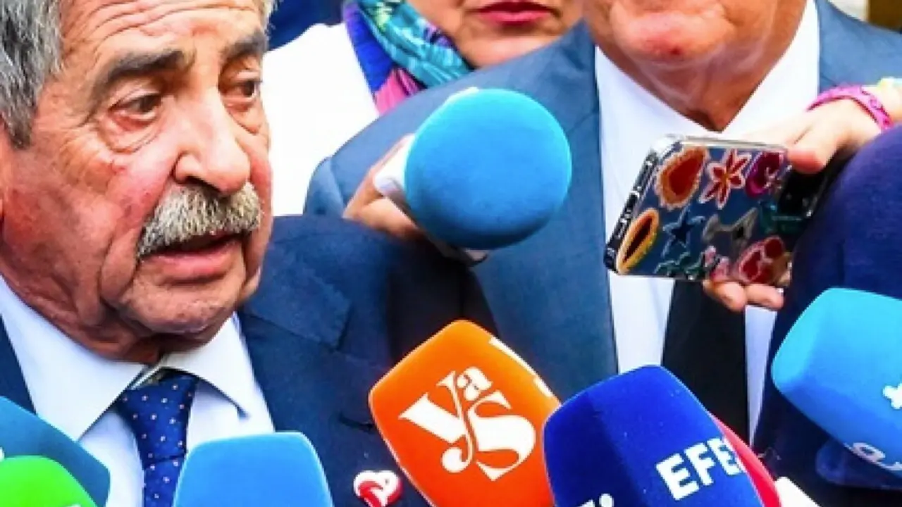 El secretario general del PRC y expresidente de Cantabria, Miguel &Aacute;ngel Revilla, atiende a los medios antes de la celebraci&oacute;n del acto de conciliaci&oacute;n entre el Rey em&eacute;rito Juan Carlos I y el expresidente de Cantabria, Miguel &Aacute;ngel Revilla, en el Juzgado de Primera Instancia n&ordm;13 de Santander, a 16 de mayo de 2025, en Santander, Cantabria (Espa&ntilde;a). Hoy tiene lugar el acto de conciliaci&oacute;n entre Juan Carlos I y Miguel &Aacute;ngel Revilla, a quien el Rey em&eacute;rito, que no ha asistido a la conciliaci&oacute;n, exige una rectificaci&oacute;n p&uacute;blica y 50.000 euros por da&ntilde;os morales por declaraciones sobre &eacute;l que considera &ldquo;injuriosas&rdquo;. El pasado 1 de abril, la representaci&oacute;n legal del Rey em&eacute;rito Juan Carlos I anunci&oacute; la interposici&oacute;n de una demanda por derecho al honor contra Revilla por &ldquo;expresiones calumniosas e injuriosas&rdquo; que se habr&iacute;an producido de forma reiterada en diversos medios de comunicaci&oacute;n entre mayo de 2022 y enero de 2025. leer menos

Firma: Nacho Cubero / Europa Press
