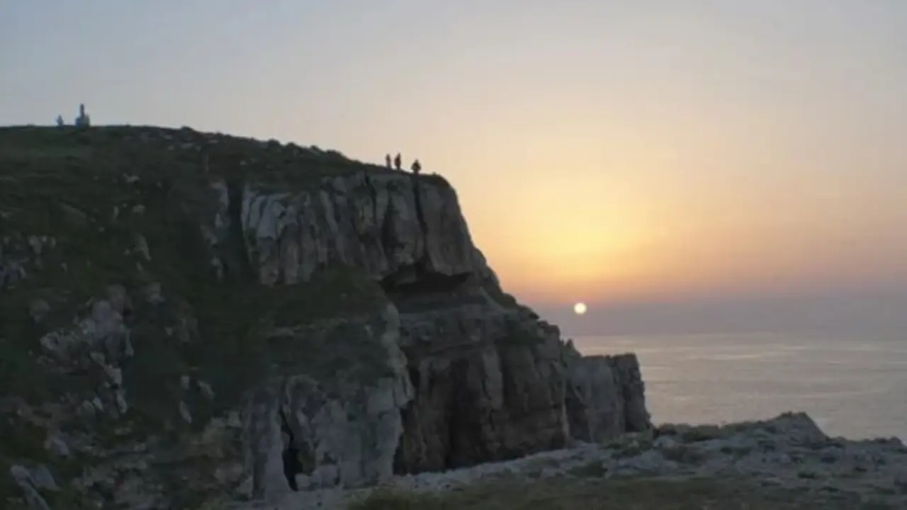 Atardecer en el promontorio rocoso de Punta del Dichoso, Suances. / A.S.