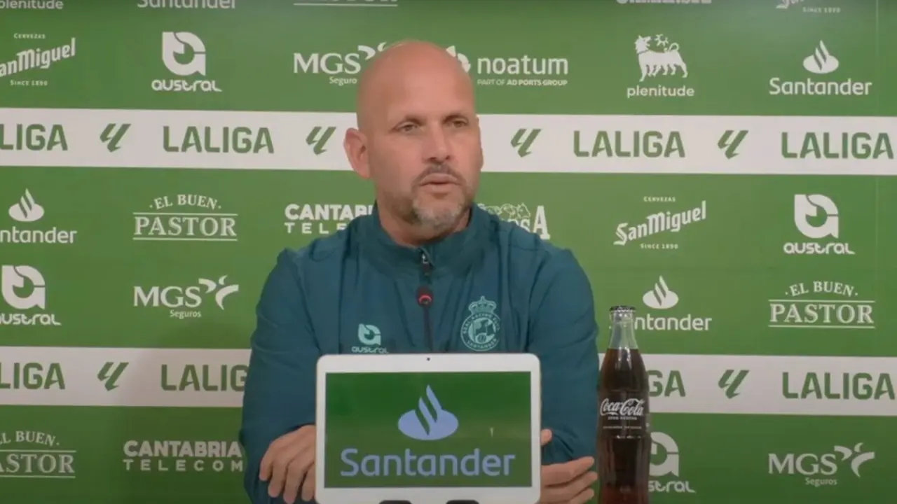 El entrenador del Racing de Santander, Jos&eacute; Alberto, durante la rueda de prensa. / RRC