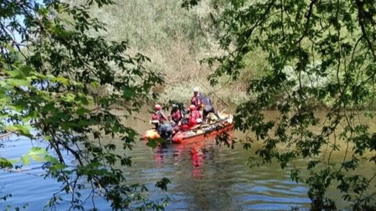 Buscan a un pescador ca&iacute;do al embalse de Palombera. / A.E.