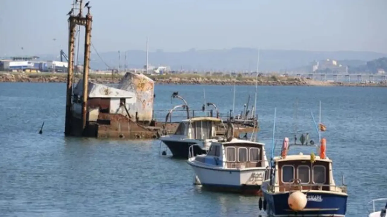 Varias embarcaciones en el Puerto de Raos. / A.S.