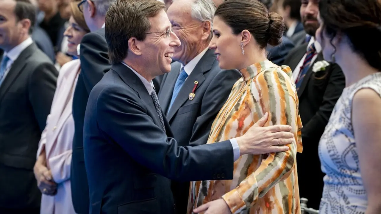 El alcalde de Madrid, Jos&eacute; Luis Mart&iacute;nez-Almeida, saluda a su mujer Teresa Urquijo y Moreno. / A. P&eacute;rez Meca