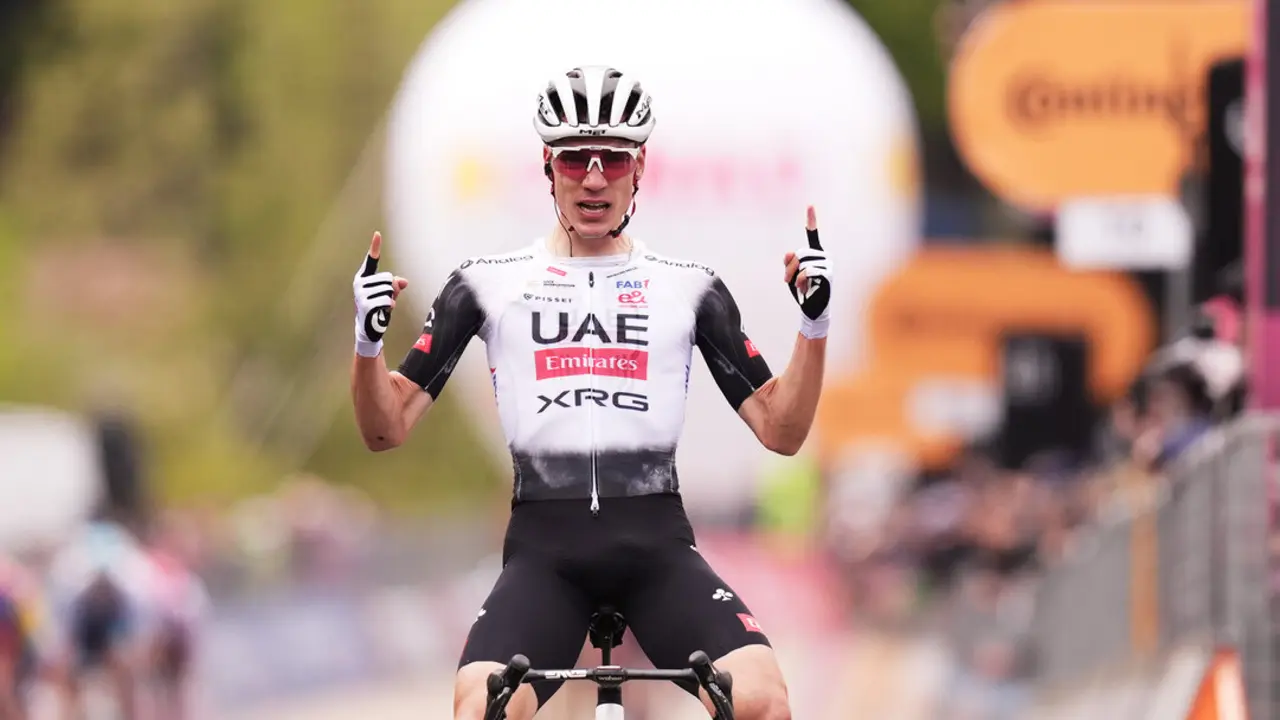 El ciclista espa&ntilde;ol Juan Ayuso, del UAE Team Emirates. / x