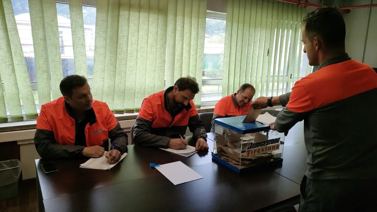 Votaci&oacute;n del ERE en la planta de Puente San Miguel. / UGT