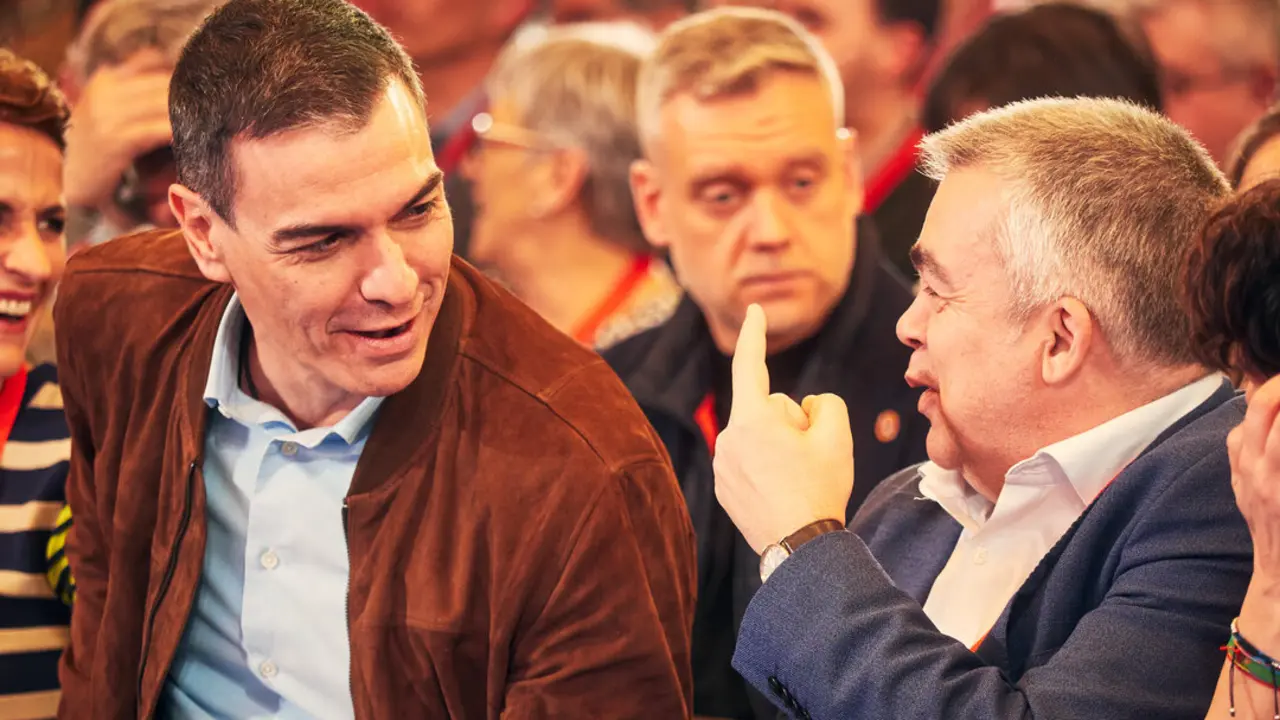 (I-D) El secretario general del PSOE y presidente del Gobierno de Espa&ntilde;a, Pedro S&aacute;nchez (i) y el secretario de Organizaci&oacute;n del PSOE, Santos Cerd&aacute;n (d). /. Eduardo Sanz