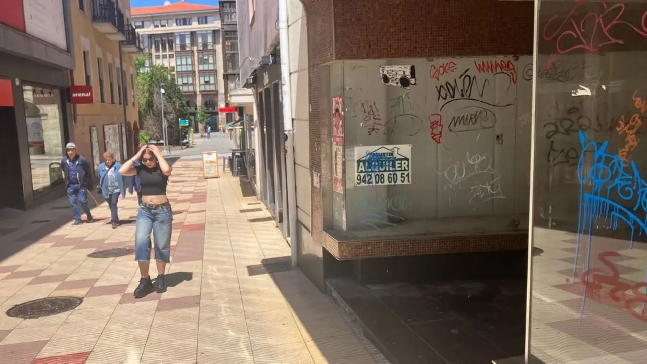 Uno de las decenas de locales cerrados en Torrelavega. / S.D.