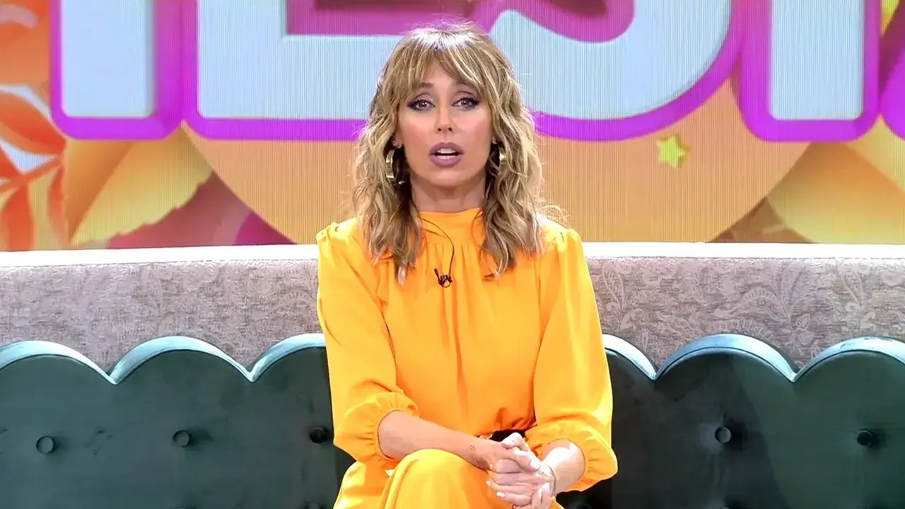 Emma Garc&iacute;a interrumpi&oacute; la emisi&oacute;n en directo de &lsquo;Fiesta&rsquo; por un incidente de tr&aacute;fico cerca de Mediaset. / Telecinco