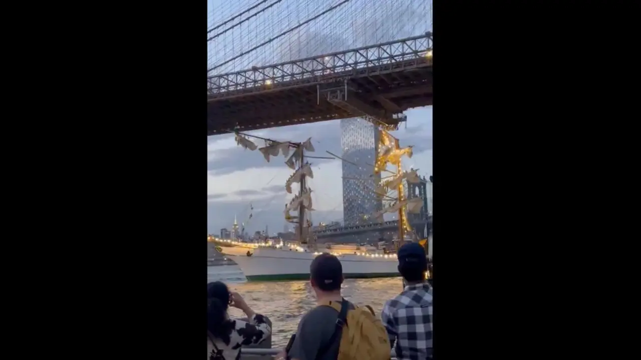 Momento del choque con el puente de Brooklyn. / X