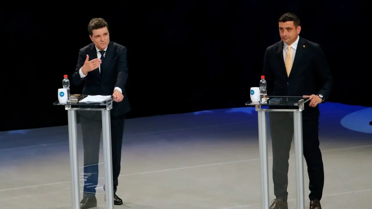 George Simion (R), presidente de la Alianza para la Uni&oacute;n de Rumanos, y el alcalde de Bucarest, Nicusor Dan, asisten a un debate televisado en Bucarest. / EP