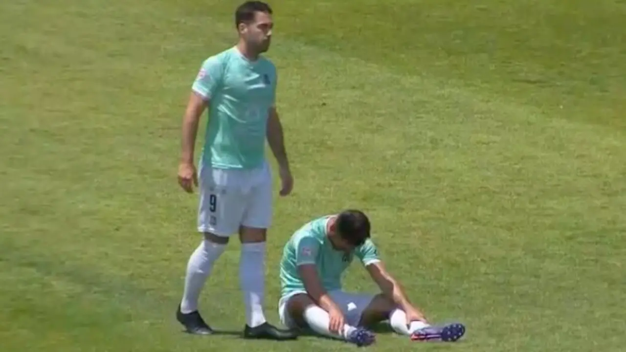 Dos jugadores del Escobedo tras consumar su descenso. / A.E.