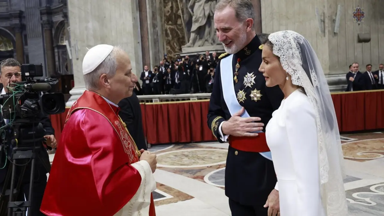 Los Reyes Felipe VI y Letizia saludan al Papa Le&oacute;n XIV tras la misa de inicio de su pontificado. / Casa Real