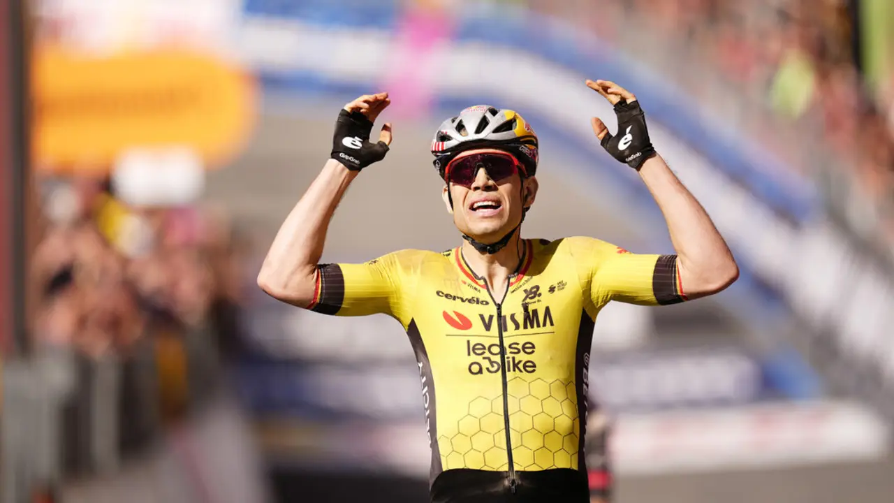 Van Aert, el ganador de la etapa de hoy. / X