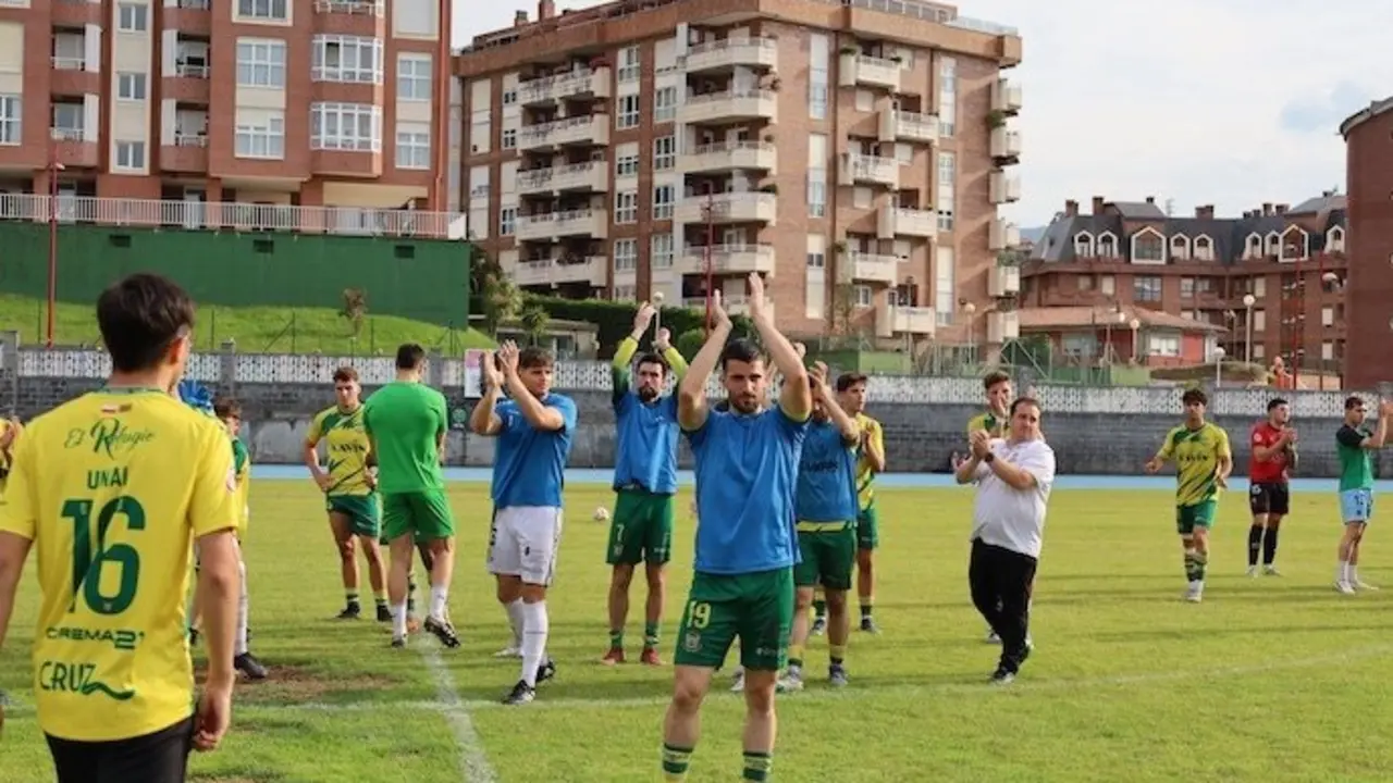Los jugadores del Tropez&oacute;n agradecen el apoyo de su afici&oacute;n tras la victoria en Riomar ante el Castro en la ida del playoff.