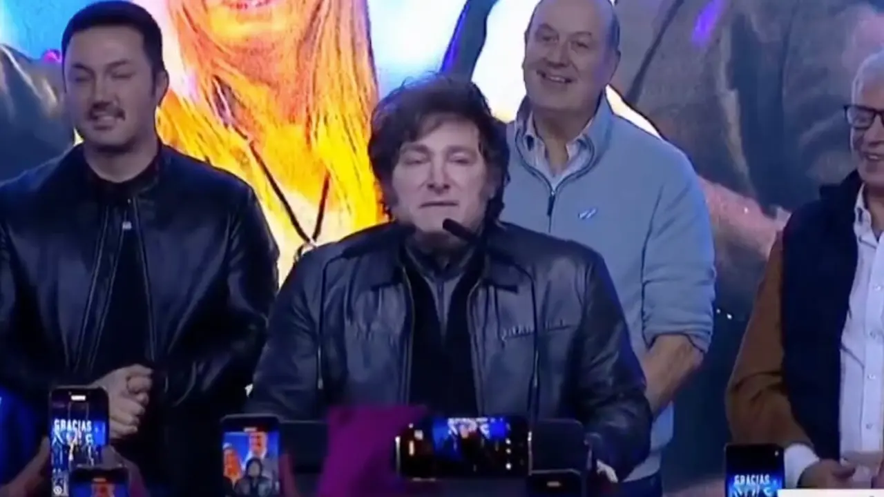 El presidente de Argentina, Javier Milei, habla tras los resultados. / Samuel Corum