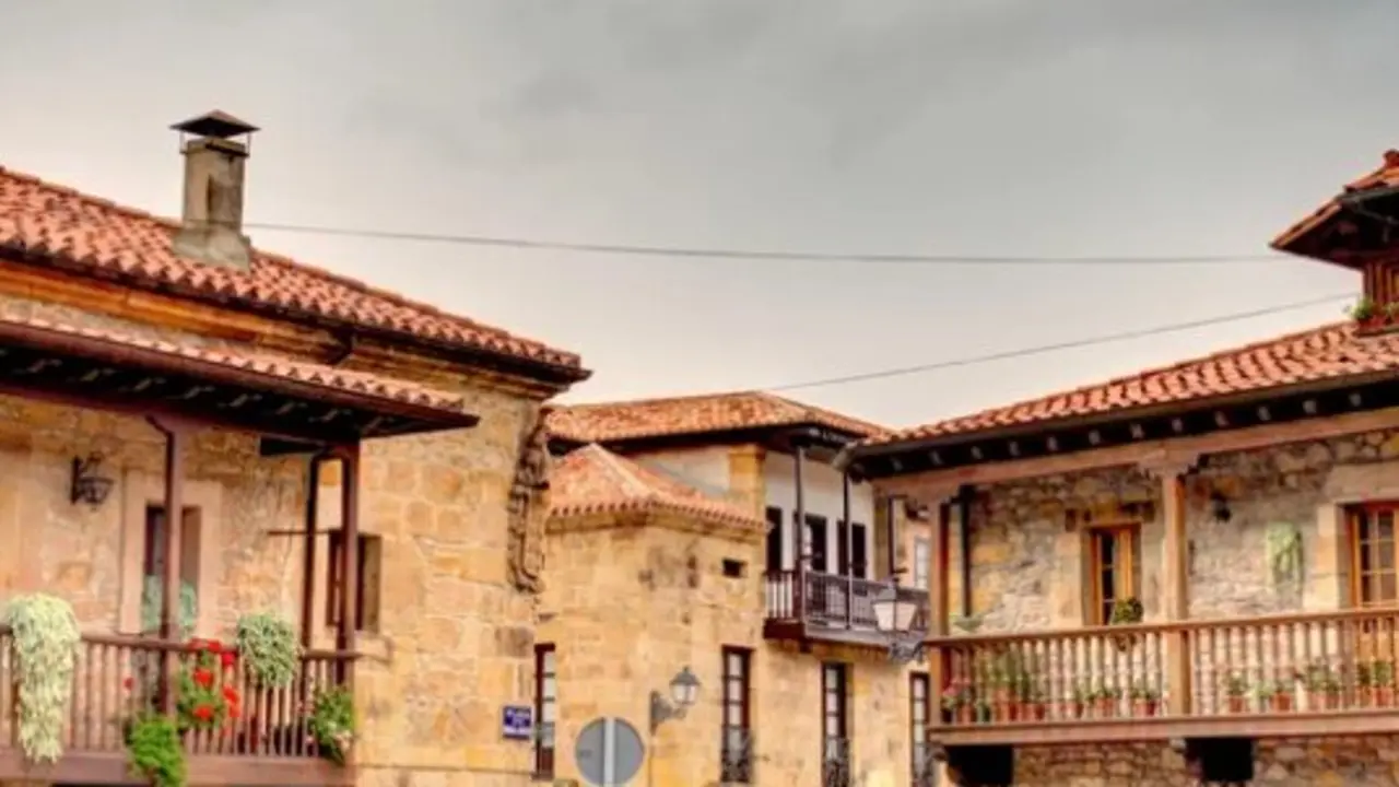 Algunos de los balcones de las casas de Li&eacute;rganes. / A.S.