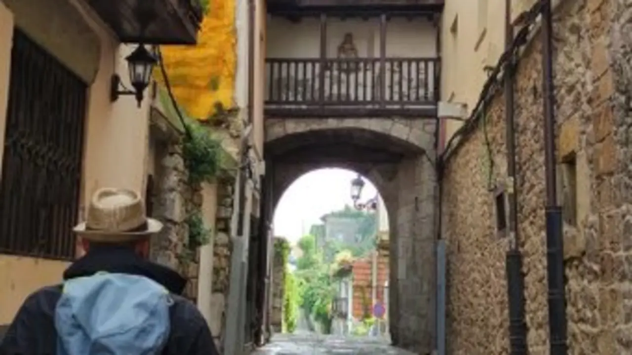 Un chico de espaldas, camina por el casco hist&oacute;rico de Laredo. / A.S.