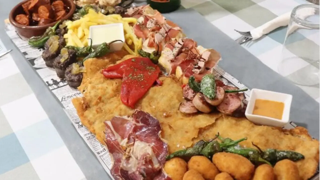 El s&uacute;per tabl&oacute;n que ponen en el restaurante. / S.C.