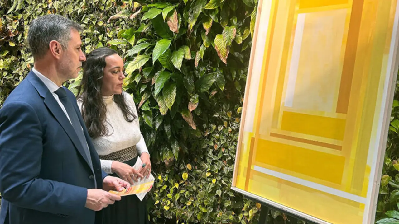 El consejero de Cultura, Luis Mart&iacute;nez Abad, visita la exposici&oacute;n 'Ajuar de color' de D&eacute;bora Regalado. / ep